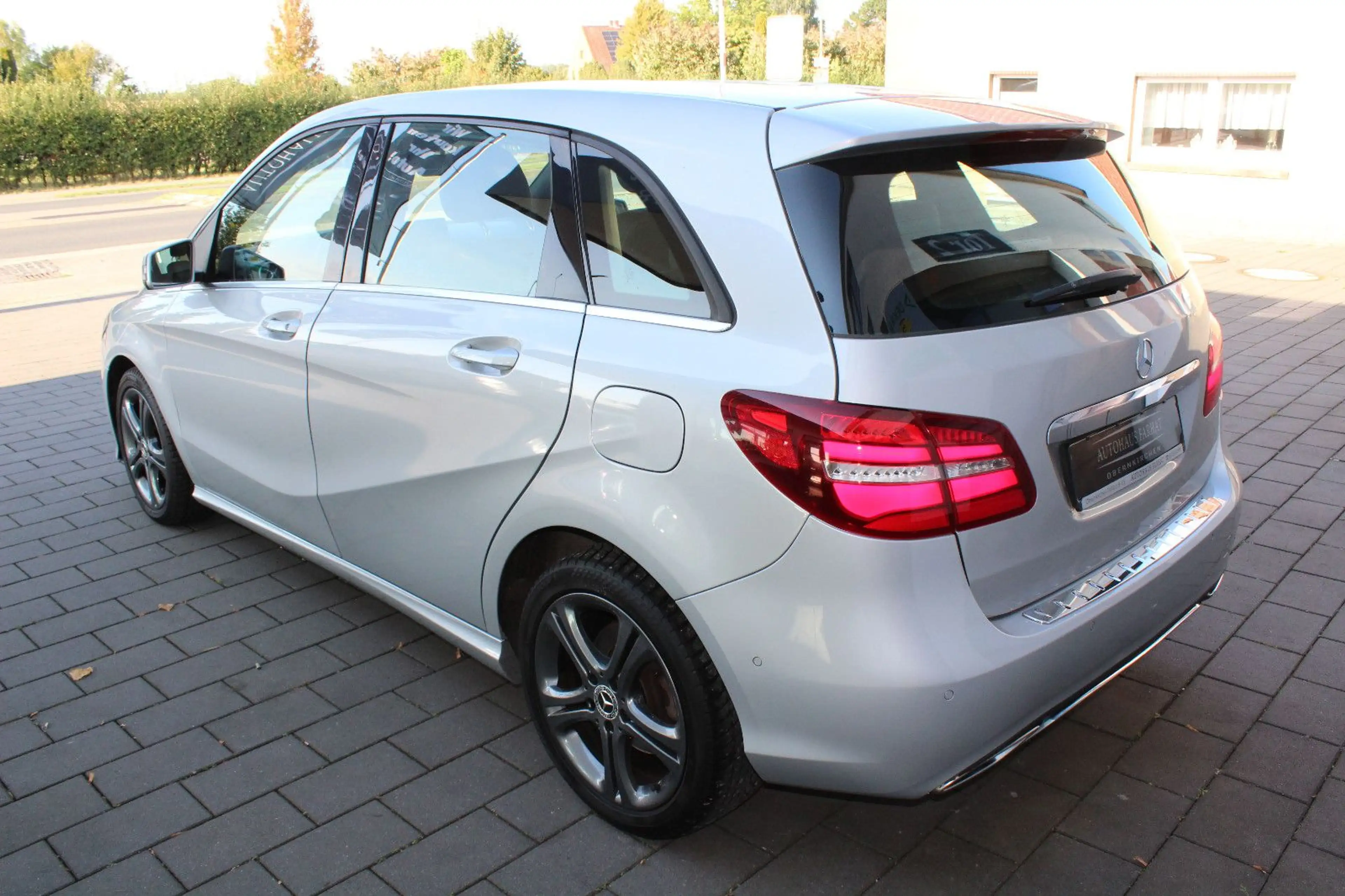 Mercedes-Benz B 220 d URBAN (TEILLEDER,NAVI,LED SCHEINWERFER) — photo 2
