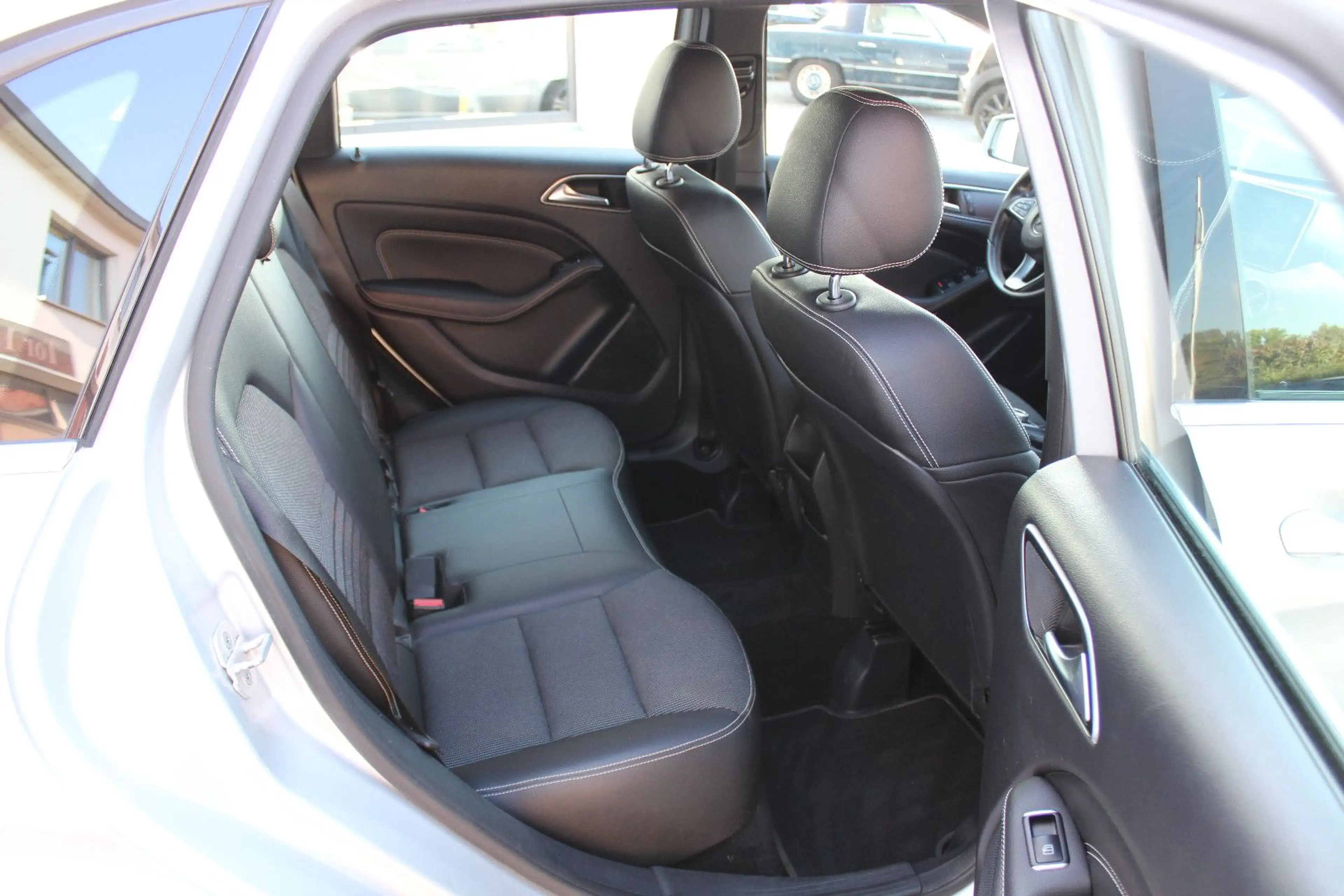 Mercedes-Benz B 220 d URBAN (TEILLEDER,NAVI,LED SCHEINWERFER) — photo 14