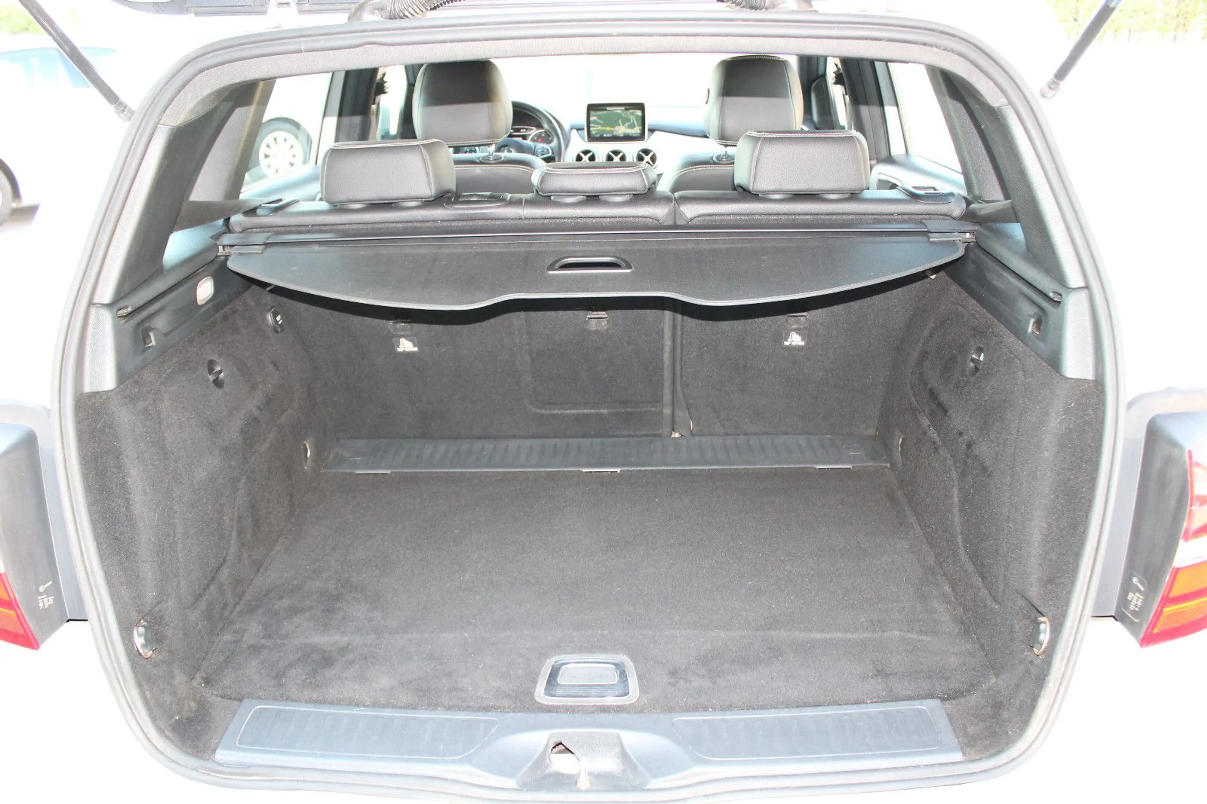 Mercedes-Benz B 220 d URBAN (TEILLEDER,NAVI,LED SCHEINWERFER) — photo 13