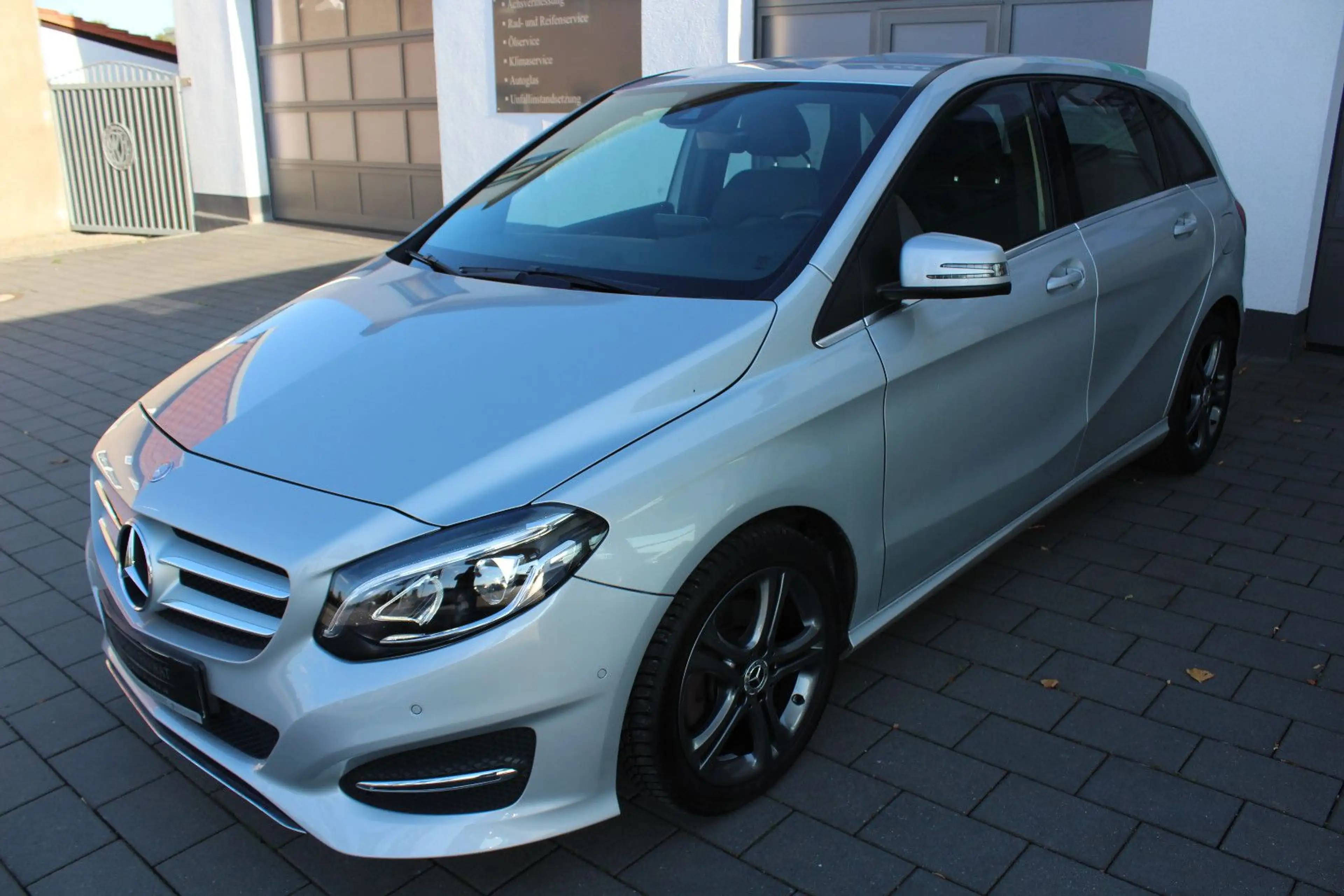 Mercedes-Benz B 220 d URBAN (TEILLEDER,NAVI,LED SCHEINWERFER)