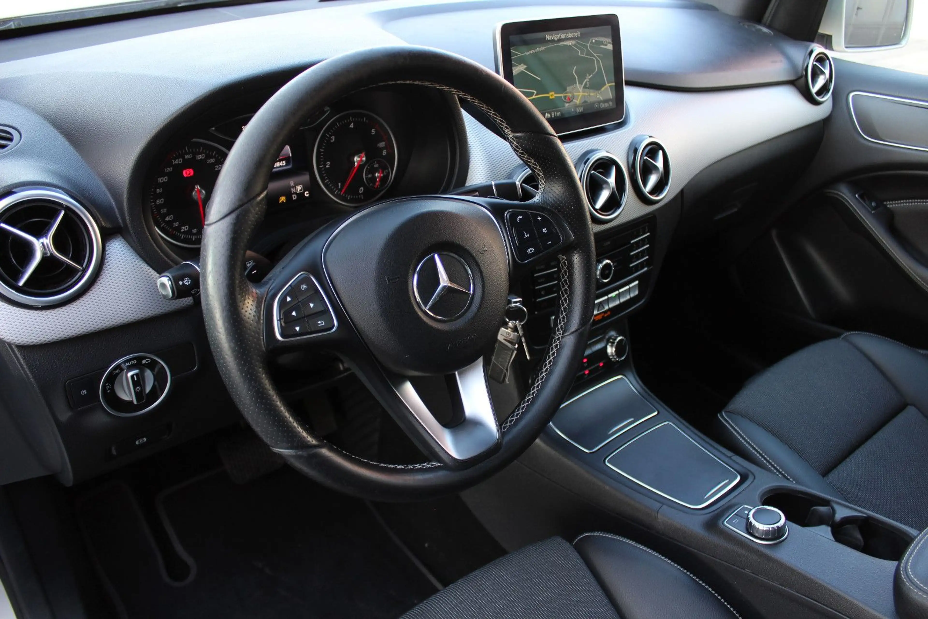 Mercedes-Benz B 220 d URBAN (TEILLEDER,NAVI,LED SCHEINWERFER) — photo 10