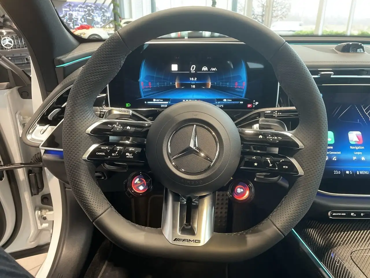 Mercedes-Benz E-Class снимка Mercedes-Benz E-Class