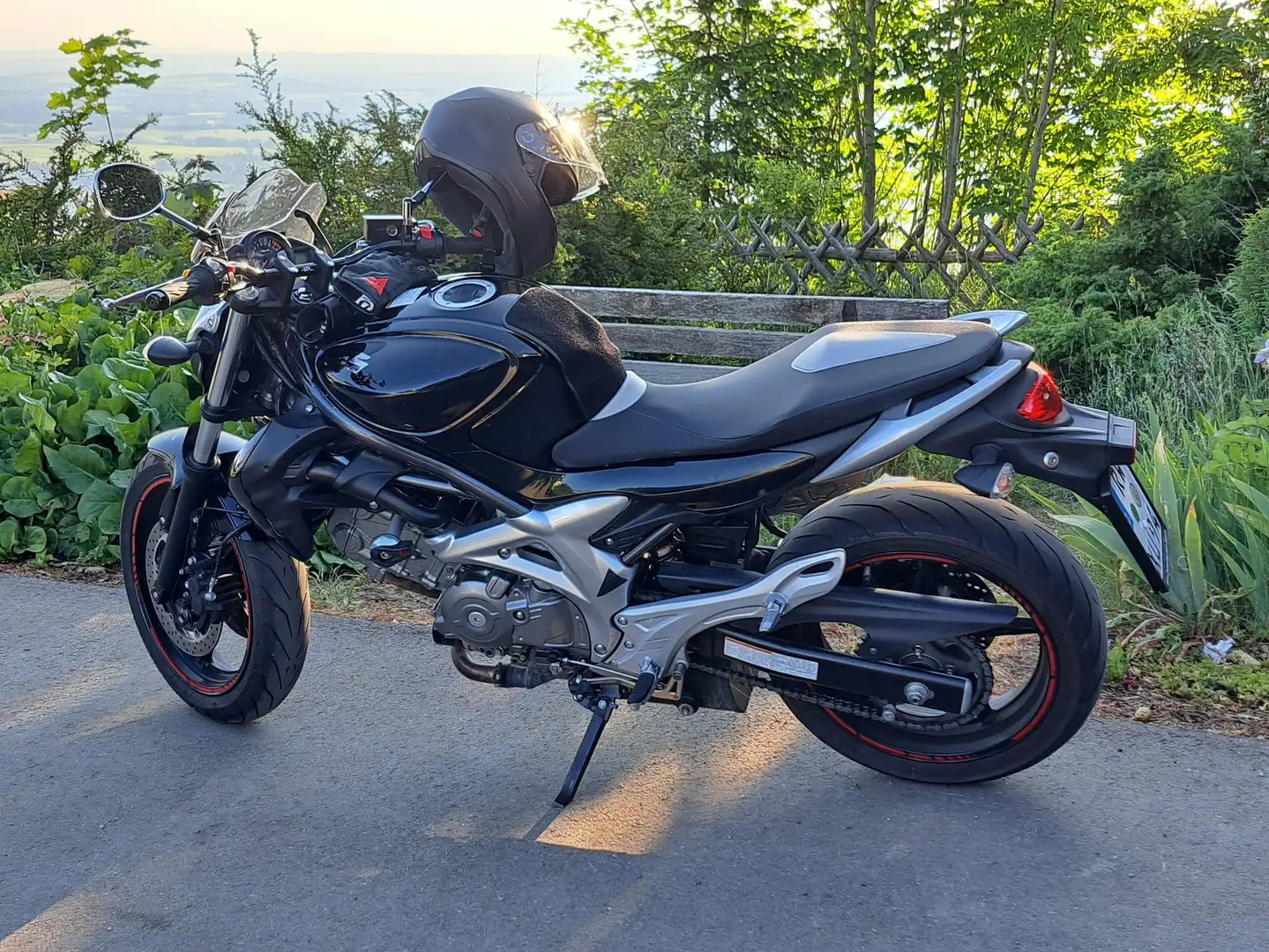 Suzuki SV 650 Schwarz - 1