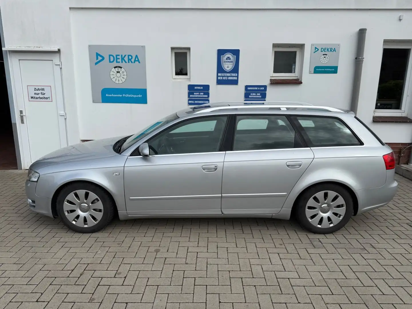 Audi A4 Avant 2.0*SITZH*AHK* Silber - 2