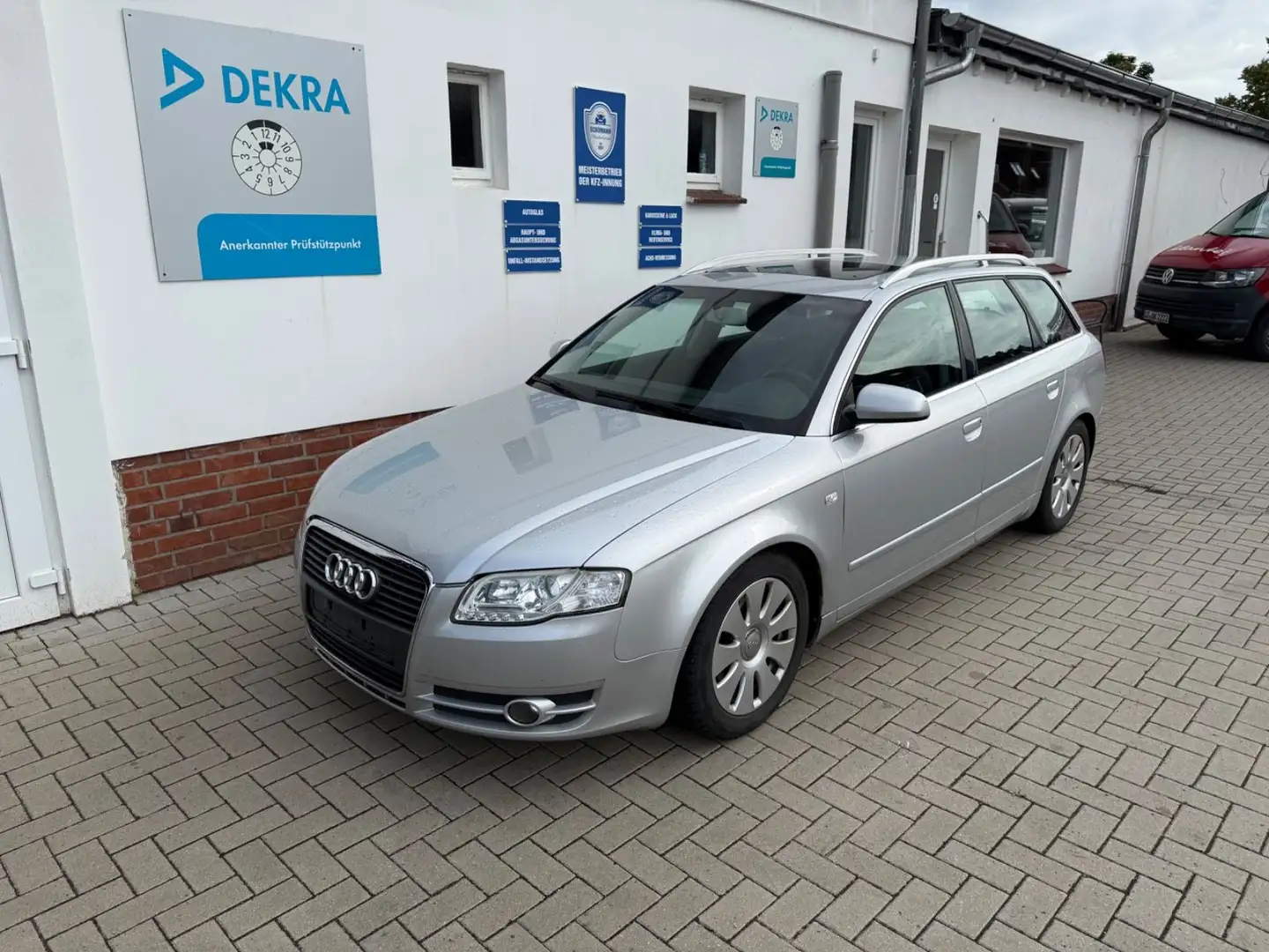 Audi A4 Avant 2.0*SITZH*AHK* Silber - 1