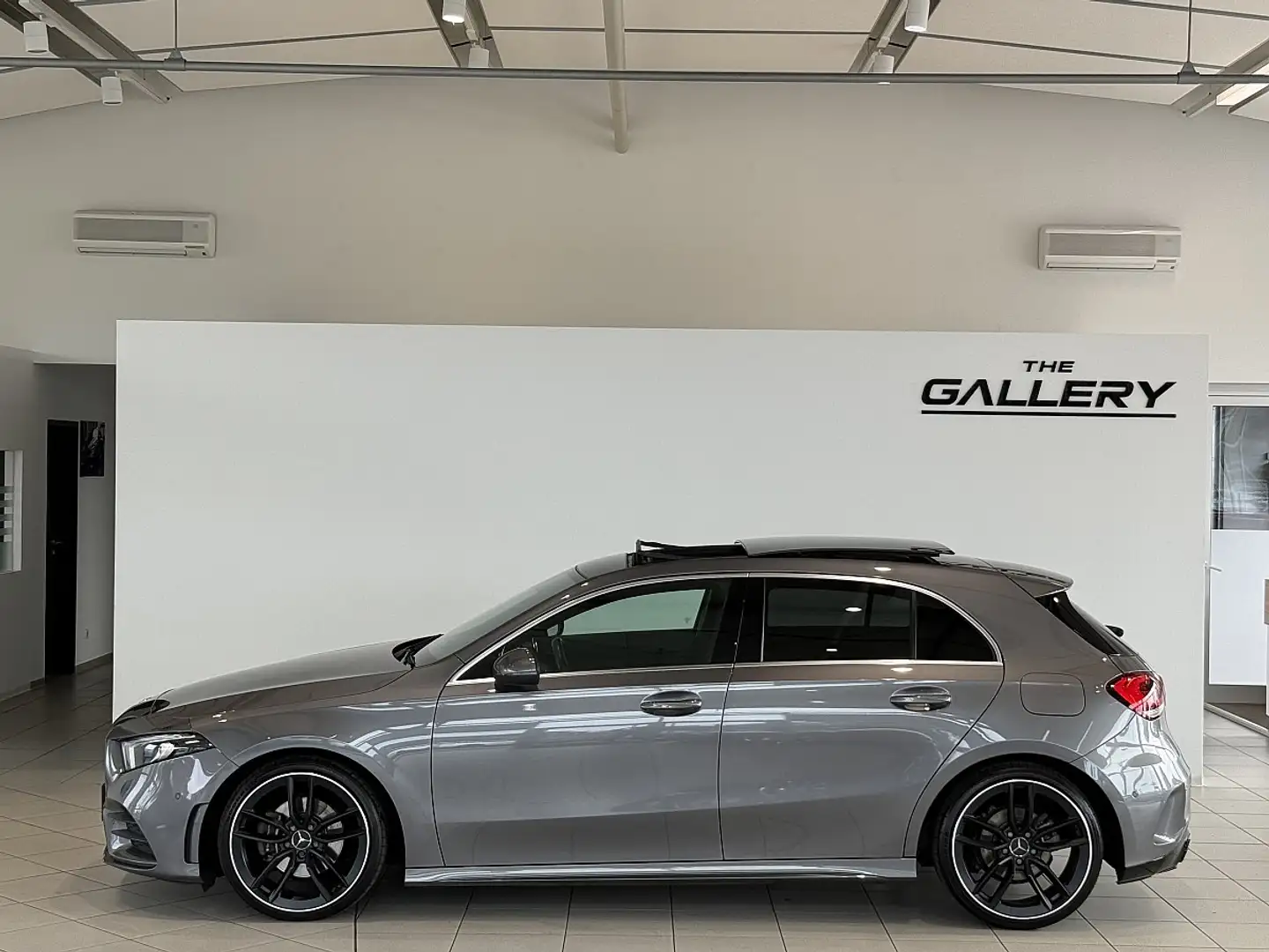 Mercedes-Benz A 180 AMG-Line Aut.*Panorama*Kamera*Spur*19" Gris - 1