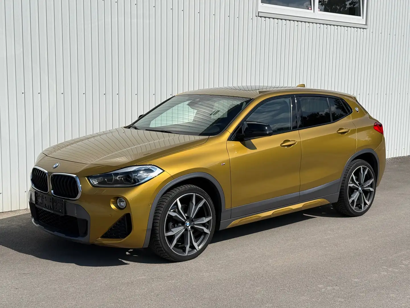 BMW X2 sDrive 18 d M Sport *AHK*Pano*Keyless* Gold - 1