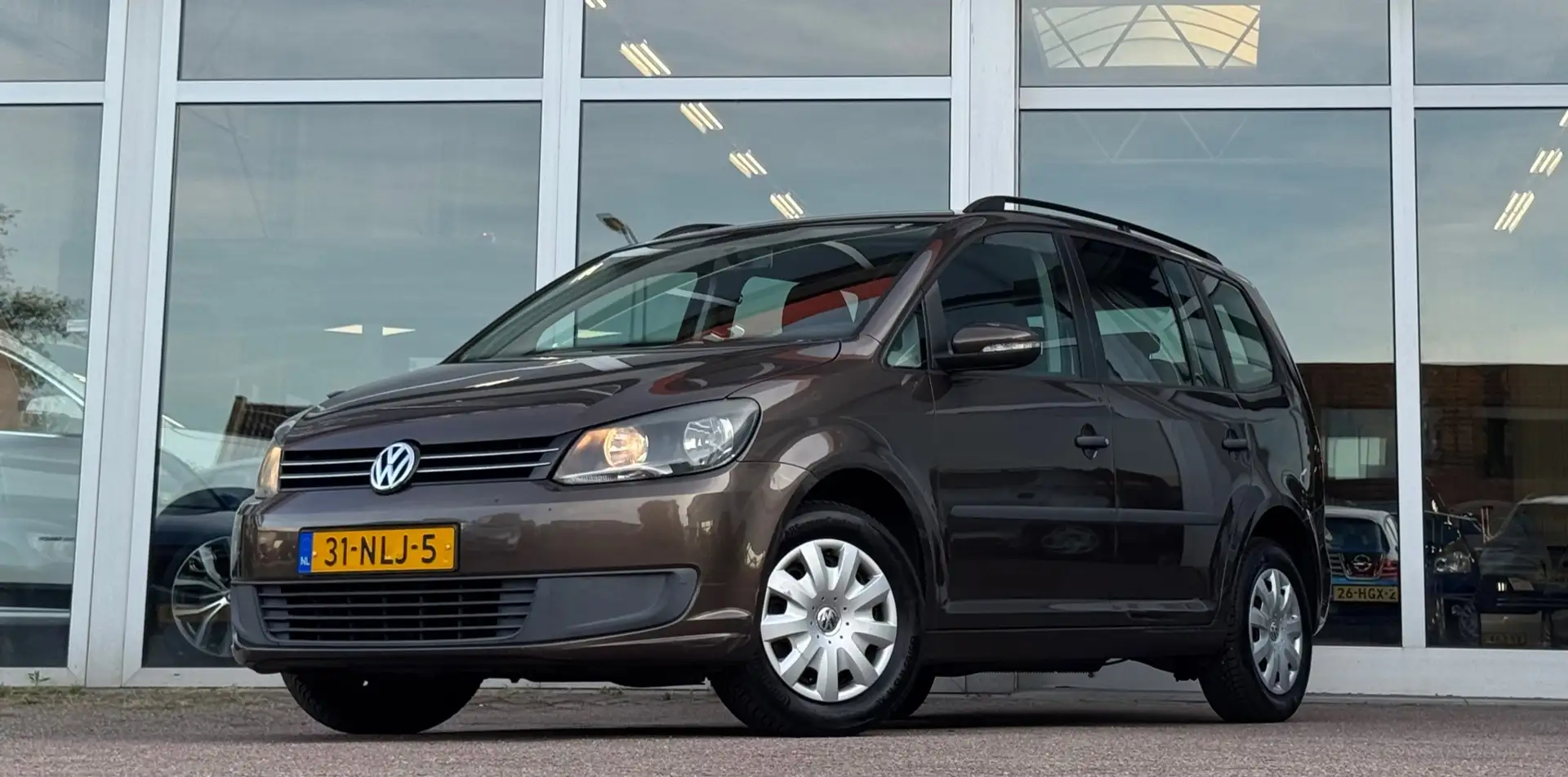 Volkswagen Touran 1.2 TSI Trendline BlueMotion 100% Onderhoud Navi B Bruin - 1