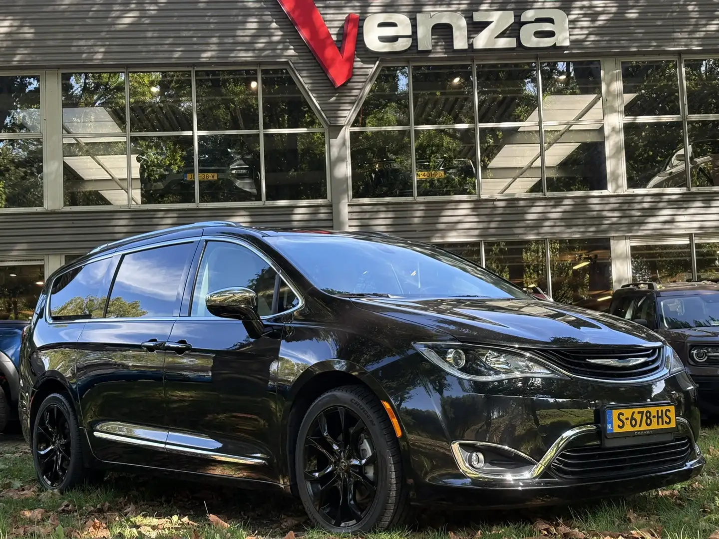 Chrysler Pacifica 3.6 V6 PHEV Hybrid LIMITED DVD, PANO Zwart - 1