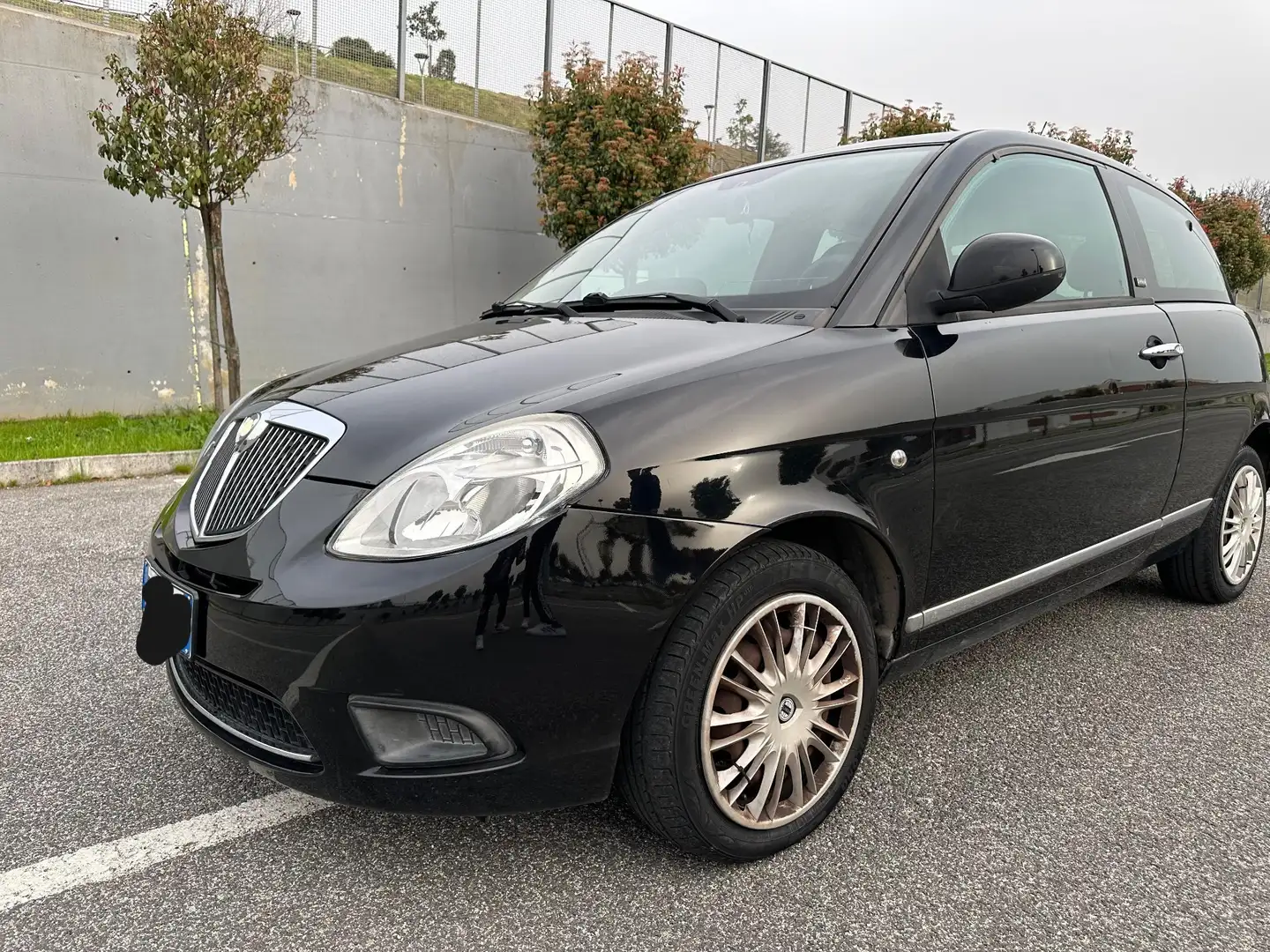 Lancia Ypsilon 1.3 mjt 16v Diva crna - 1