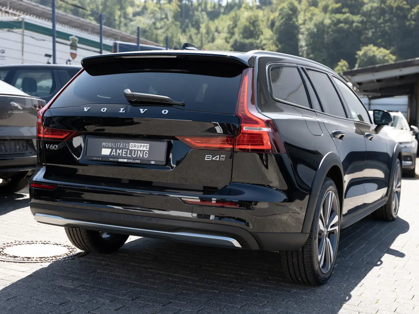 Volvo V60 Cross Country B4 D AWD Ultimate ACC PANO Schwarz - 2