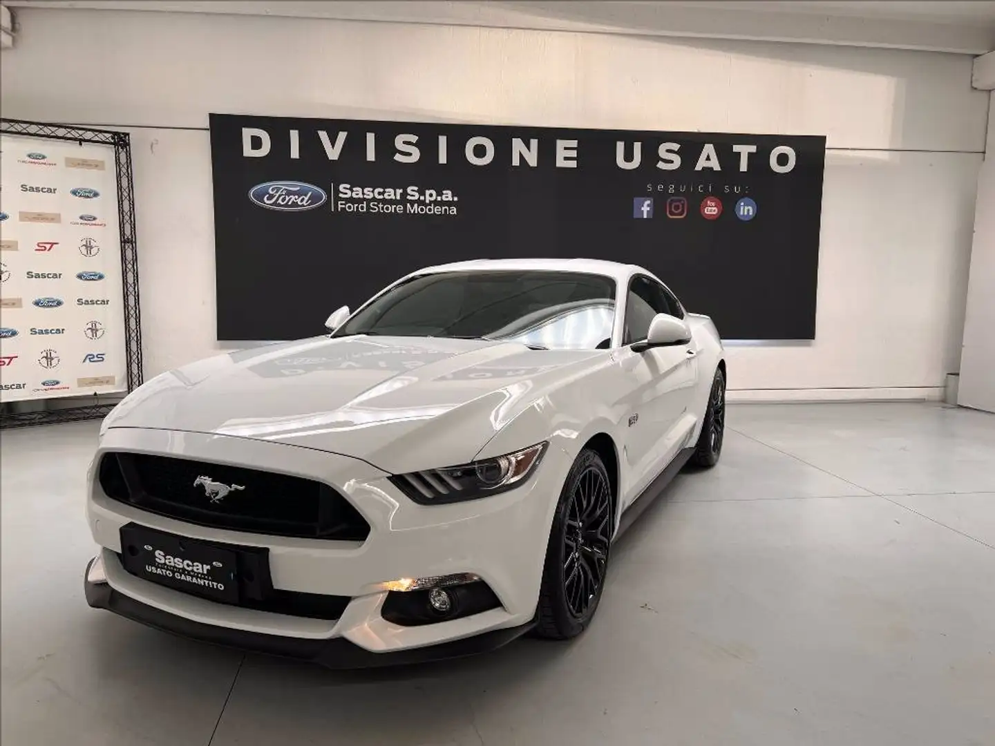 Ford Mustang Fastback 5.0 V8 GT 420cv Bílá - 1