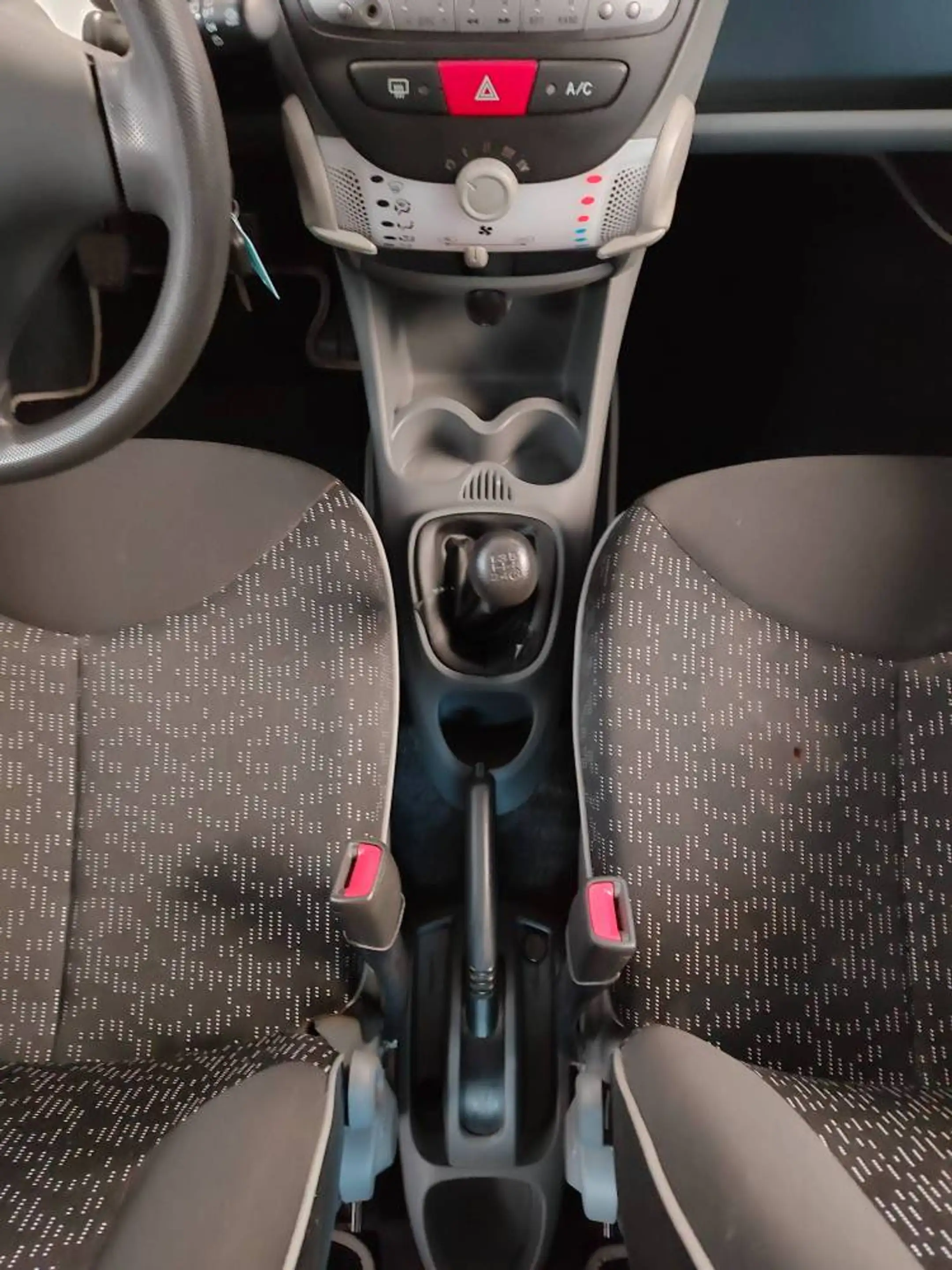 Peugeot 107 — photo 11