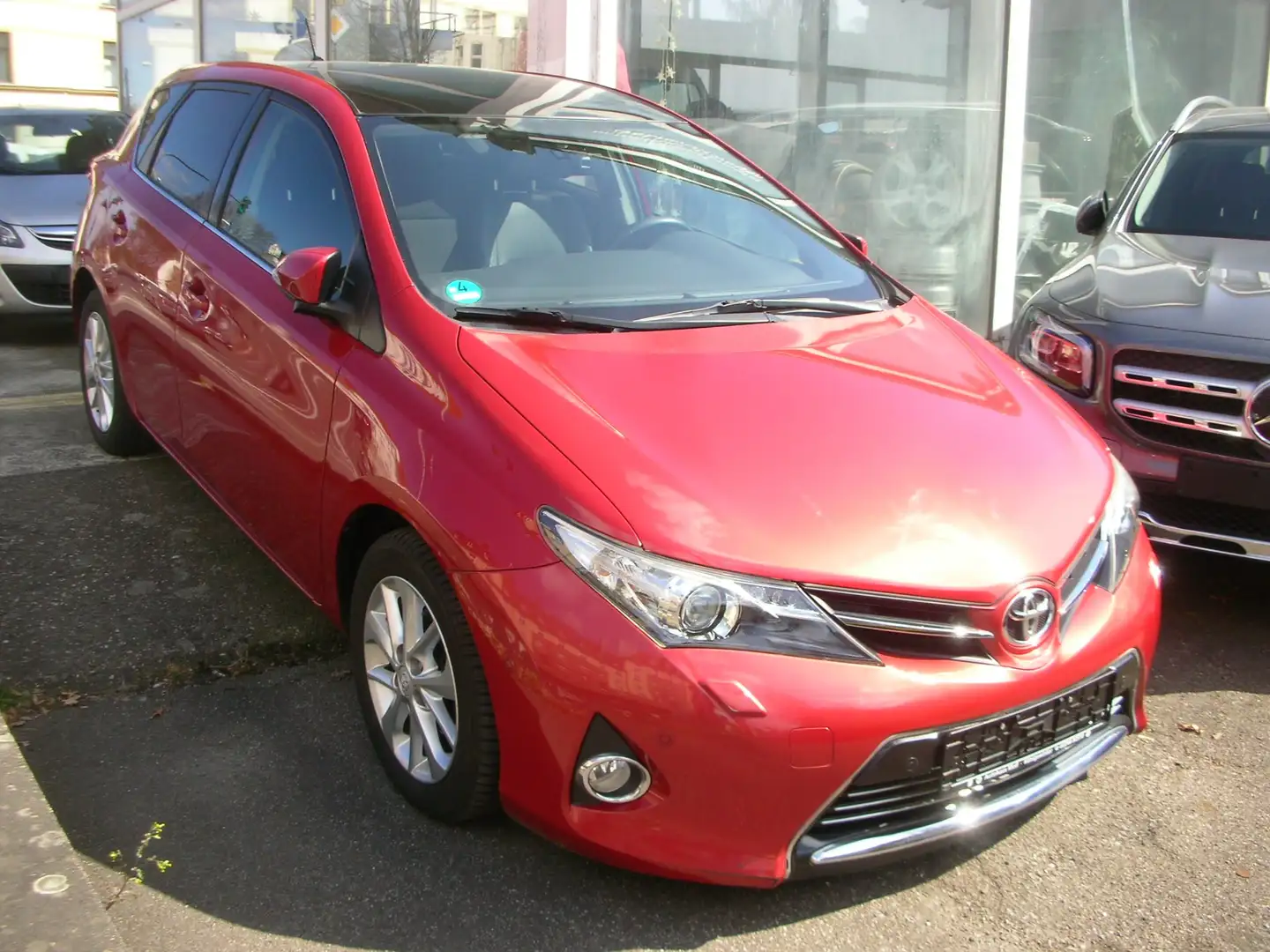 Toyota Auris 1.6 Automatik *nur 28.500km *Leder*Navi*Glasdach Rouge - 2