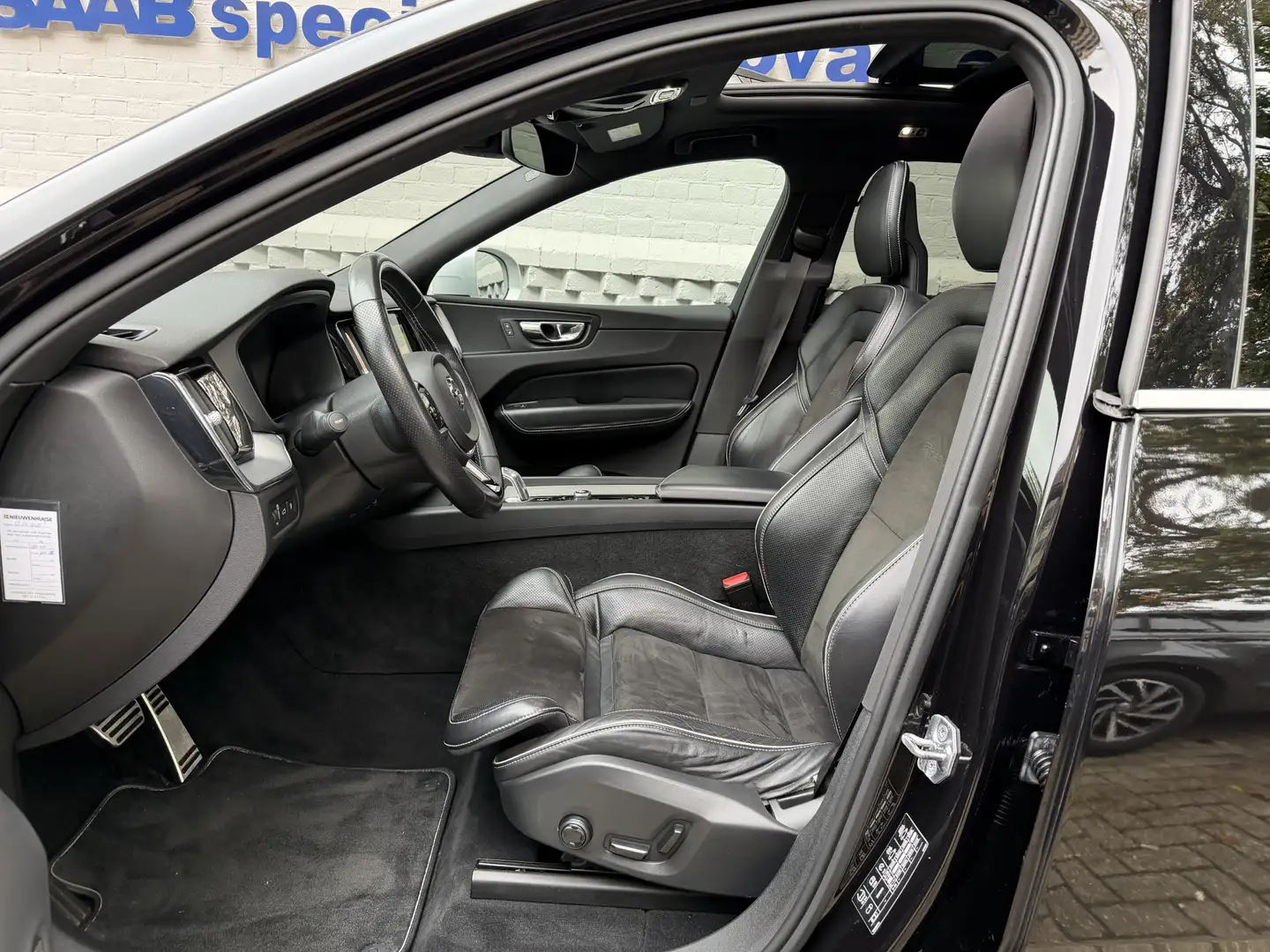 Volvo XC60 2.0 T8 Twin Engine AWD R-Design Trekhaak Luchtveri Zwart - 2