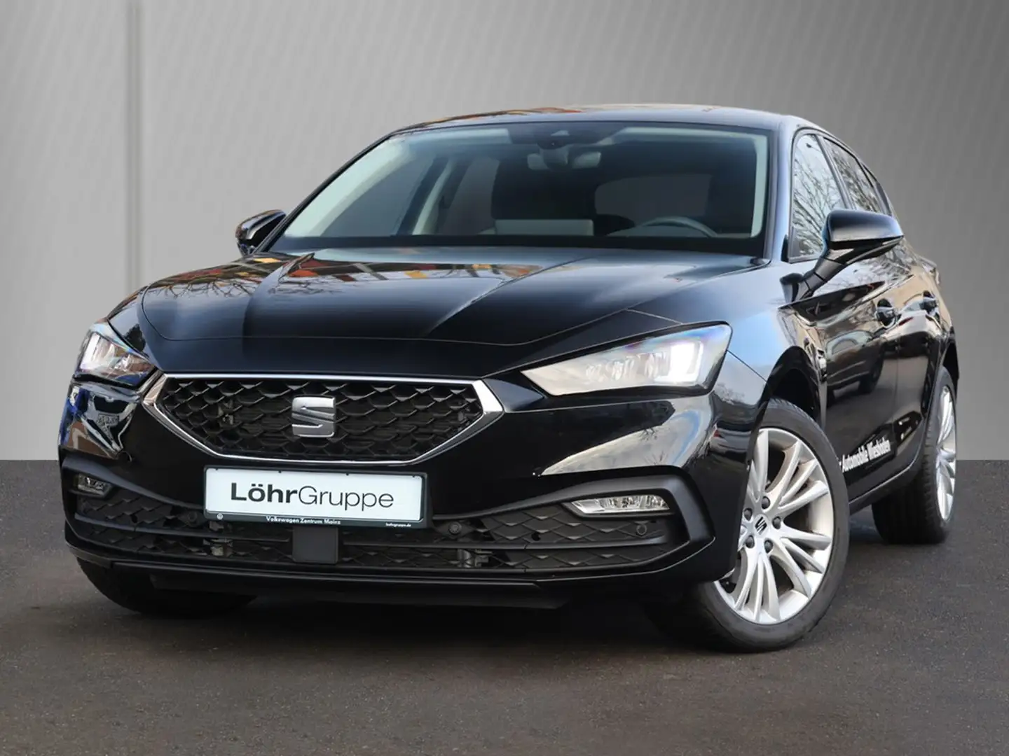 SEAT Leon Style Edition 1.5 eTSI 110kW DSG Winter; Rfk; Navi Zwart - 2