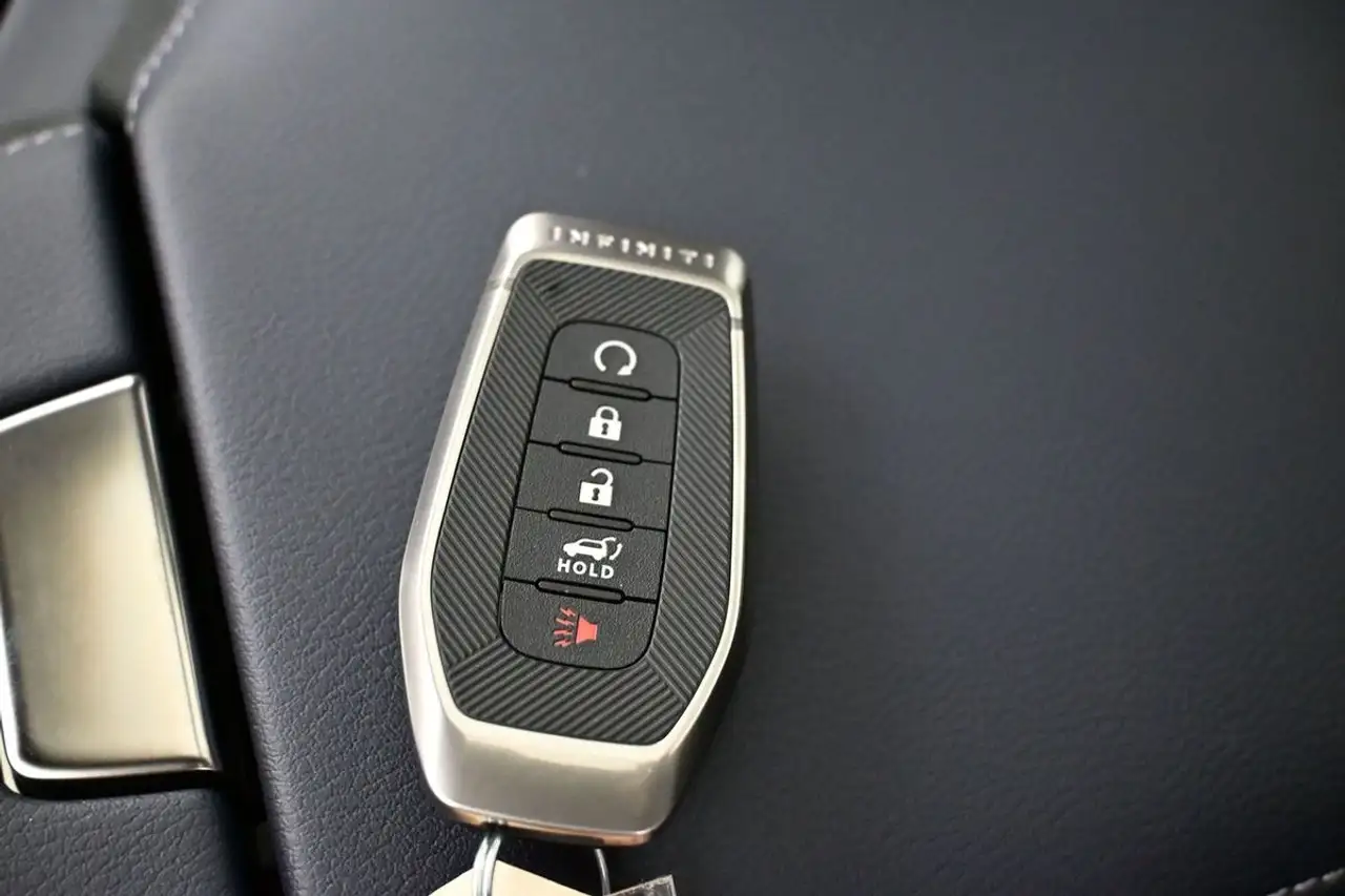 Infiniti QX80 снимка Infiniti QX80