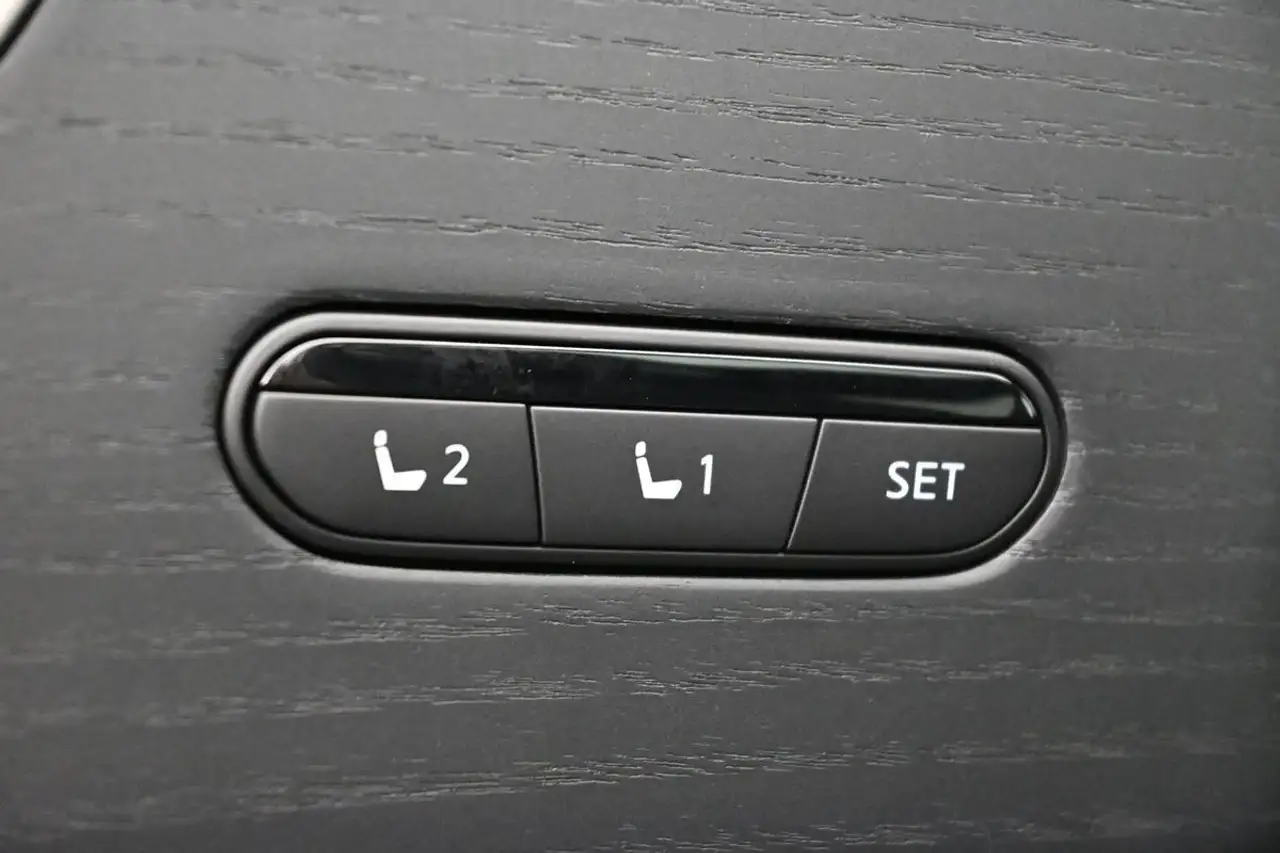 Infiniti QX80 снимка Infiniti QX80