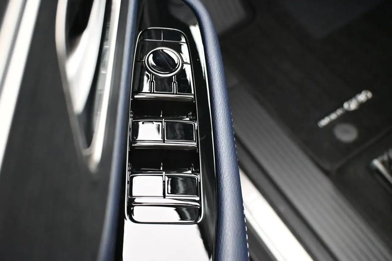 Infiniti QX80 снимка Infiniti QX80