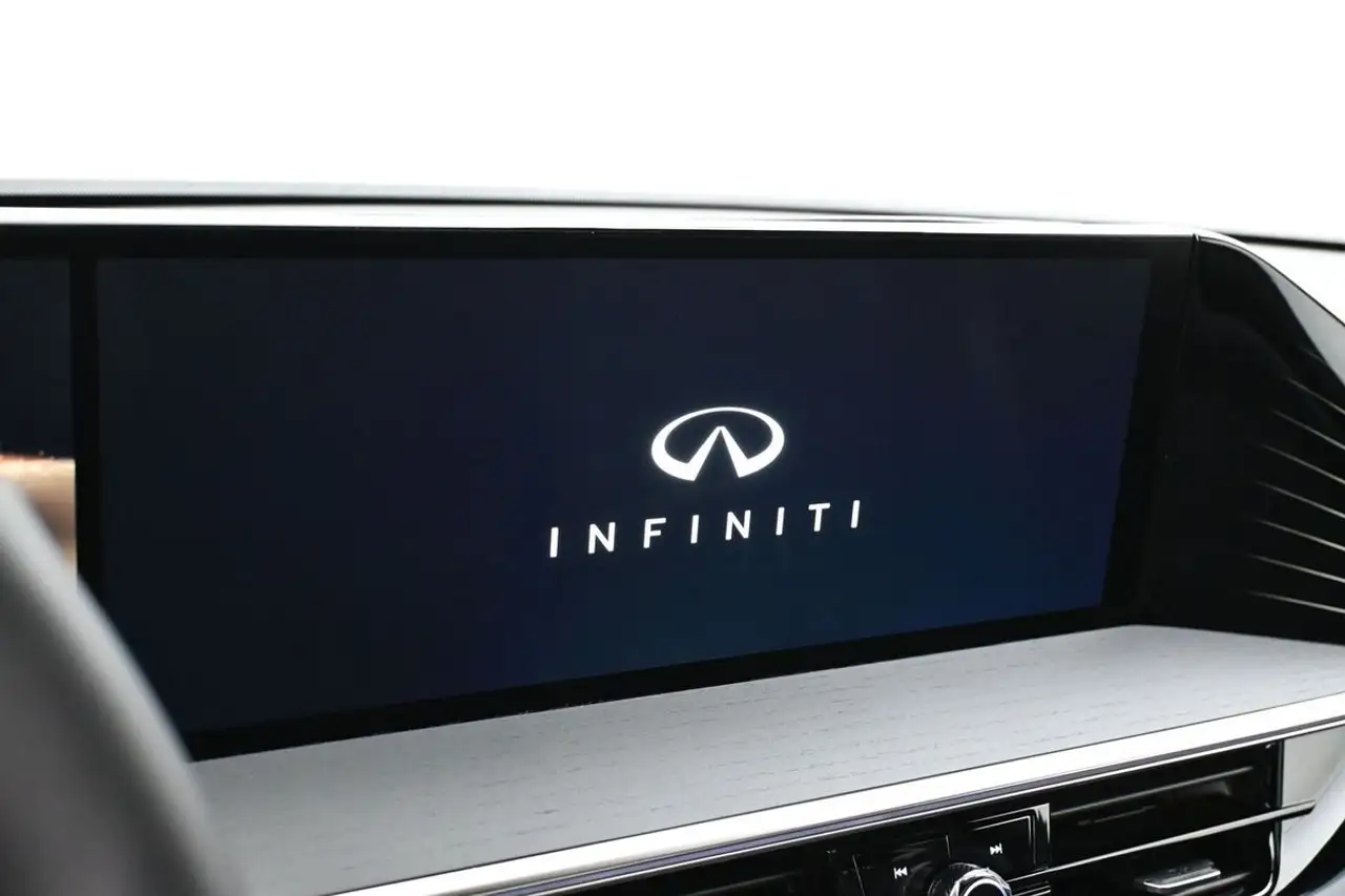 Infiniti QX80 снимка Infiniti QX80