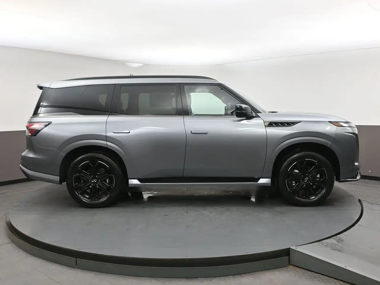 Infiniti QX80 снимка Infiniti QX80