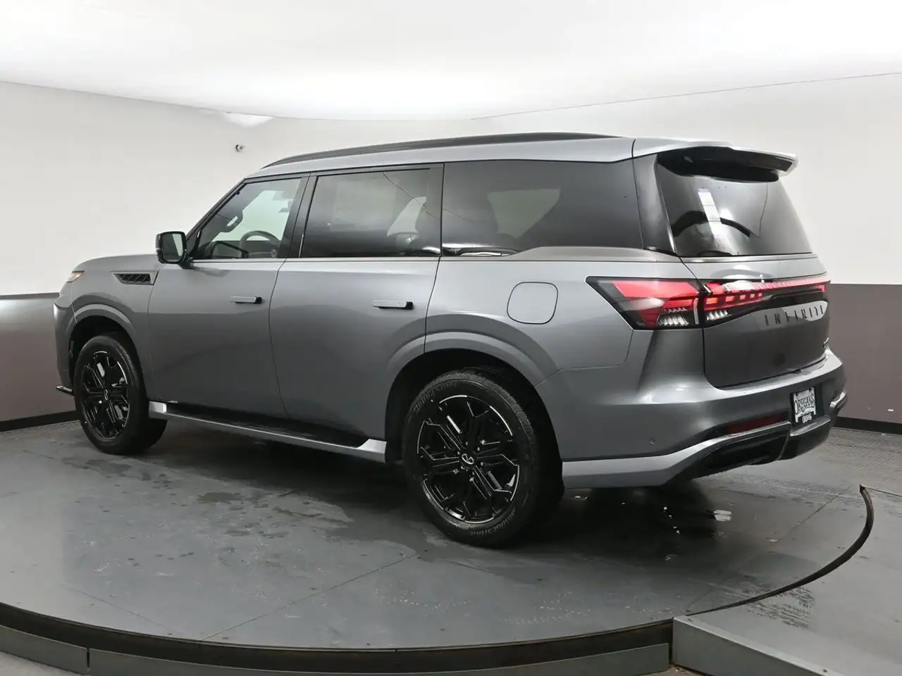 Infiniti QX80 снимка Infiniti QX80