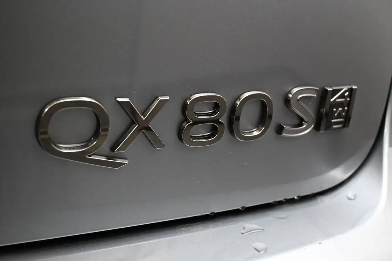Infiniti QX80 снимка Infiniti QX80