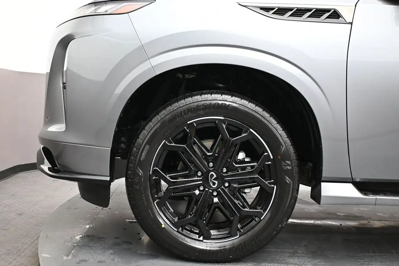 Infiniti QX80 снимка Infiniti QX80