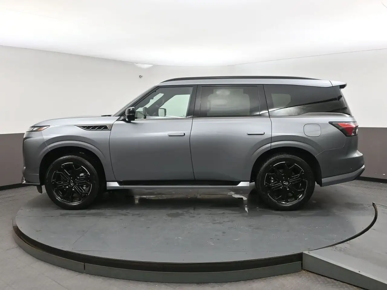 Infiniti QX80 снимка Infiniti QX80