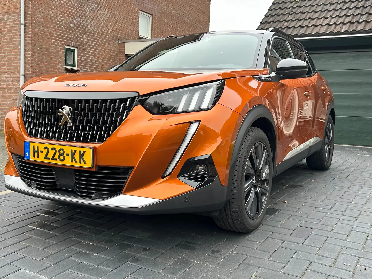 Peugeot 2008 2008 1.2 PureTech GT-Line Oranje - 1