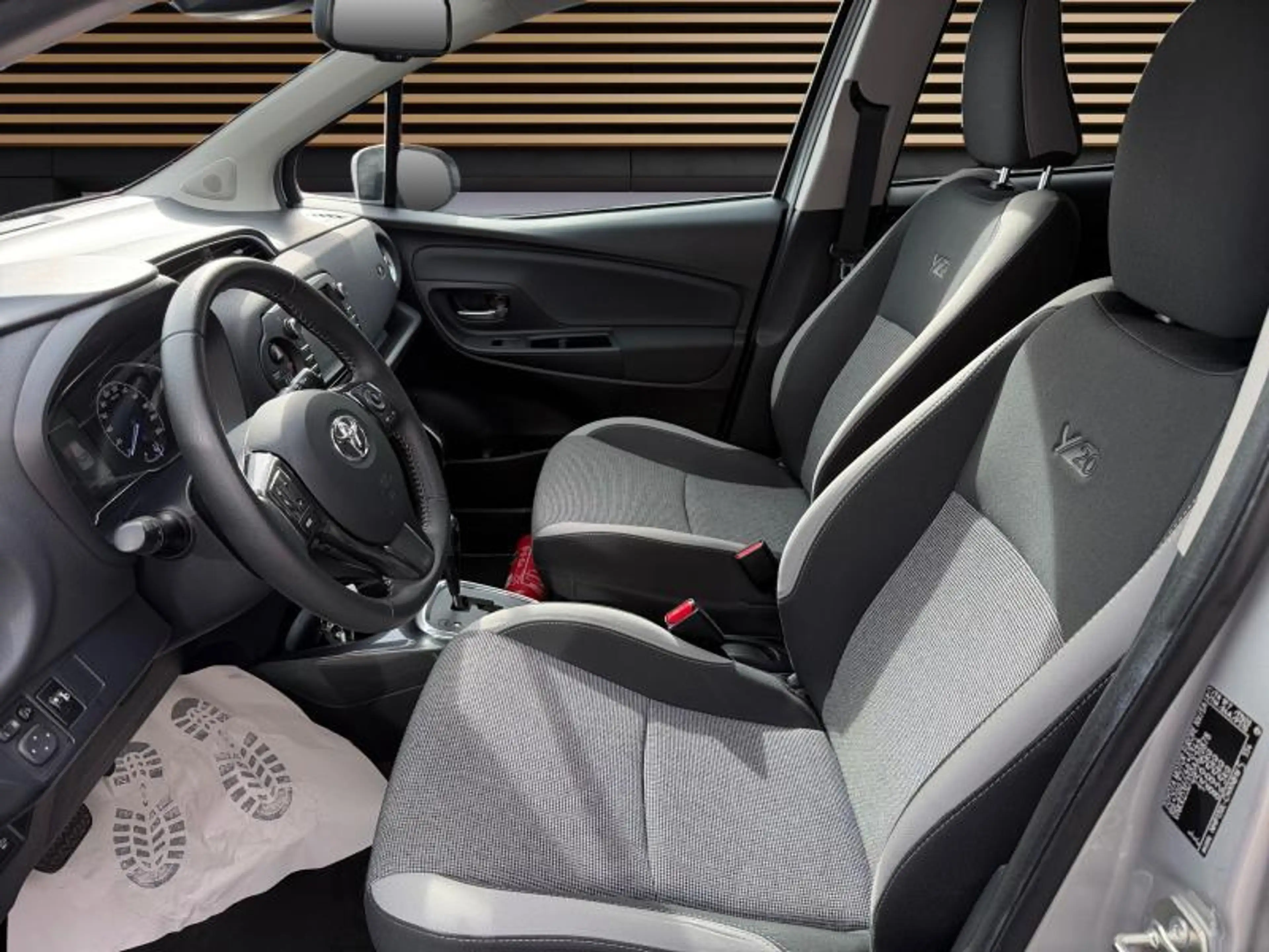 Toyota Yaris Y20 — photo 10