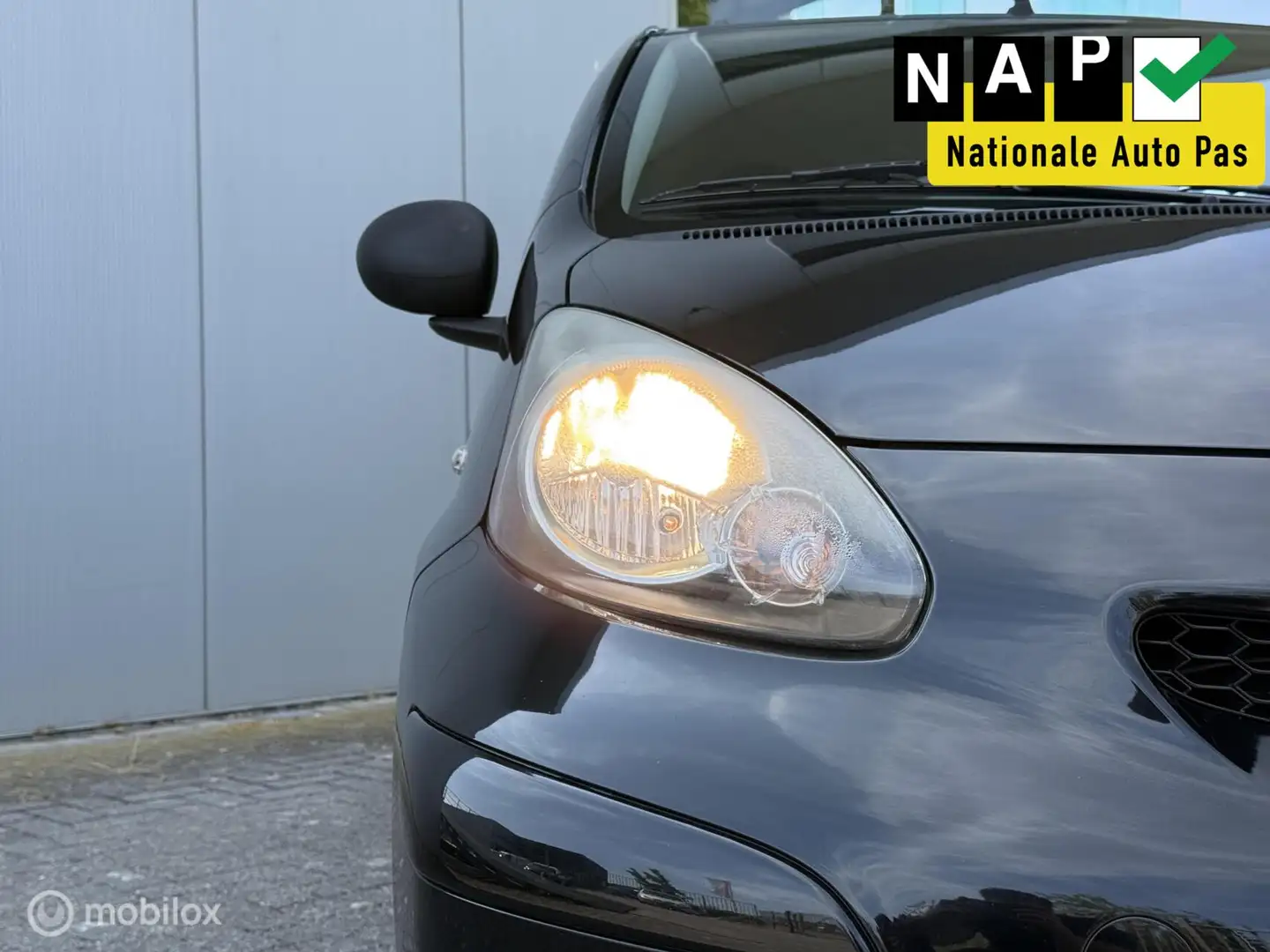 Toyota Aygo 1.0 VVT-i Comfort | Airco | 5 Deurs | Garantie Zwart - 2