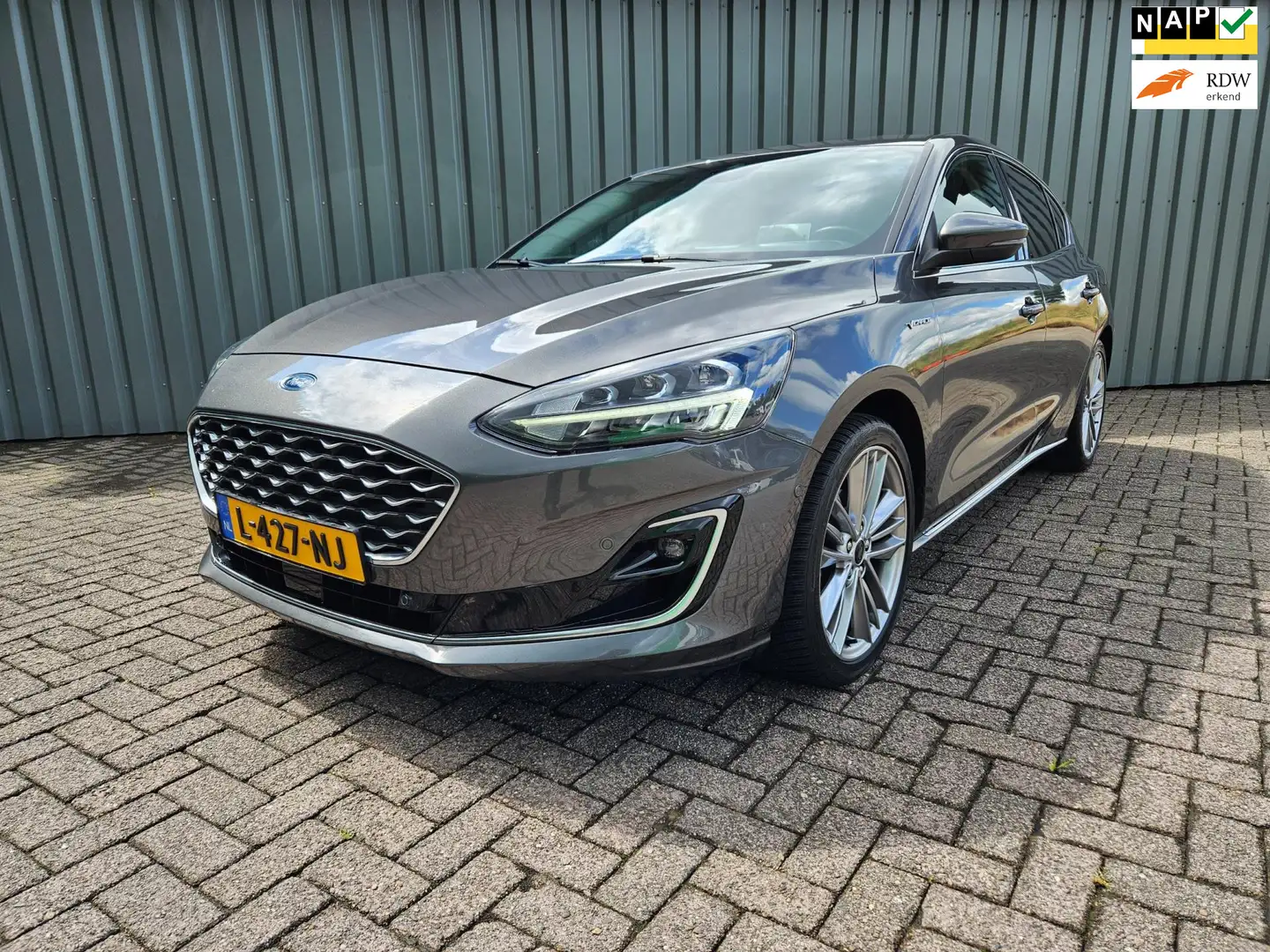 Ford Focus 1.0 EcoBoost Hybrid Vignale Vol Leder Navi Stoelve Grijs - 1