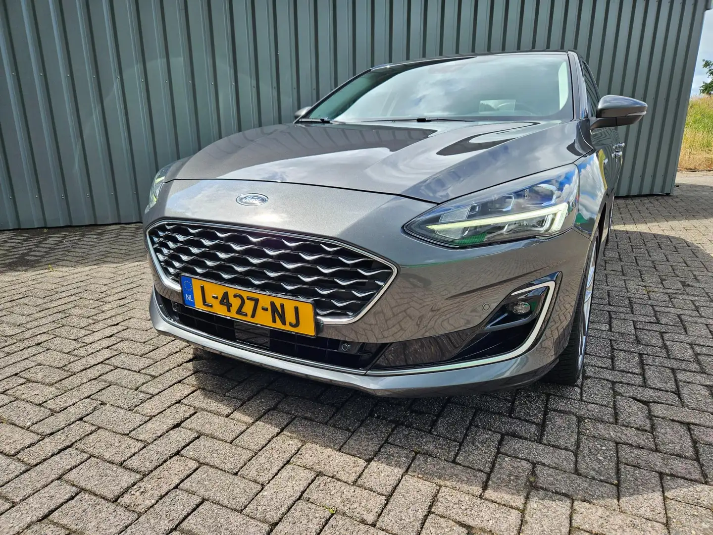 Ford Focus 1.0 EcoBoost Hybrid Vignale Vol Leder Navi Stoelve Grijs - 2