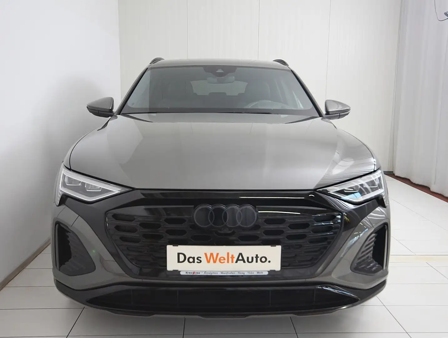 Audi Q8 55 e-tron quattro S line Grau - 2