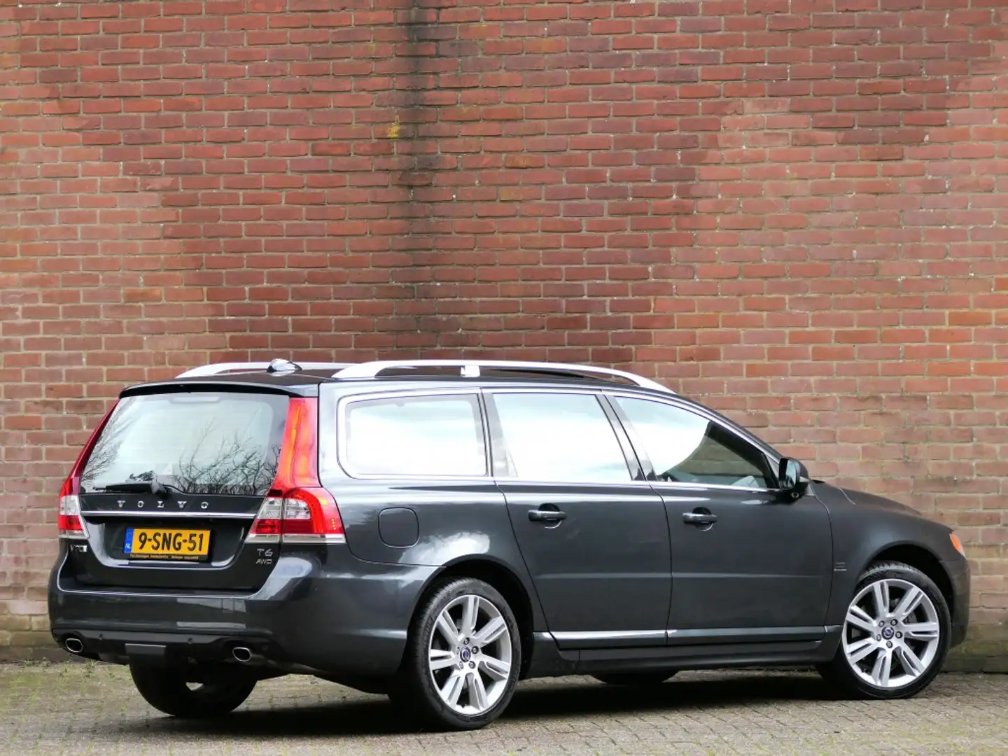 Volvo V70 3.0 T6 AWD Summum Schuifdak / Xenon / Trekhaak / P Grau - 2