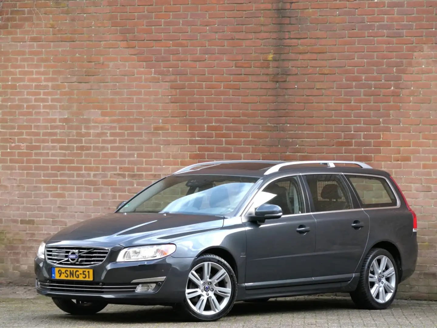 Volvo V70 3.0 T6 AWD Summum Schuifdak / Xenon / Trekhaak / P Grau - 1