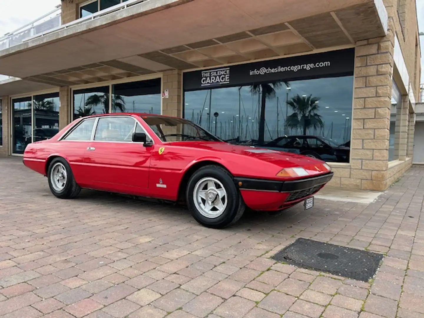 Ferrari 365 GT4 2 + 2 Rouge - 1