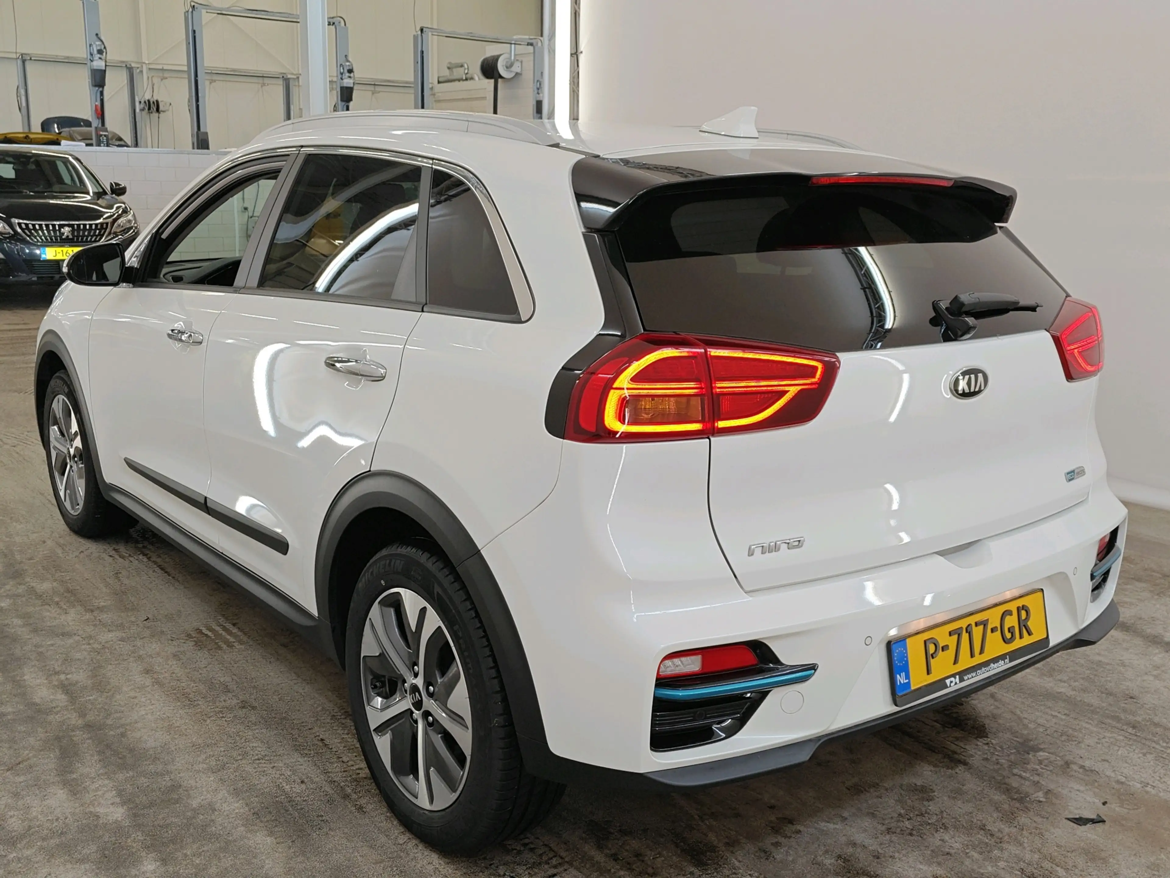 Kia e-Niro 64 kWh 204pk ExecutiveLine | SOH 98% | Schuifdak | — photo 2