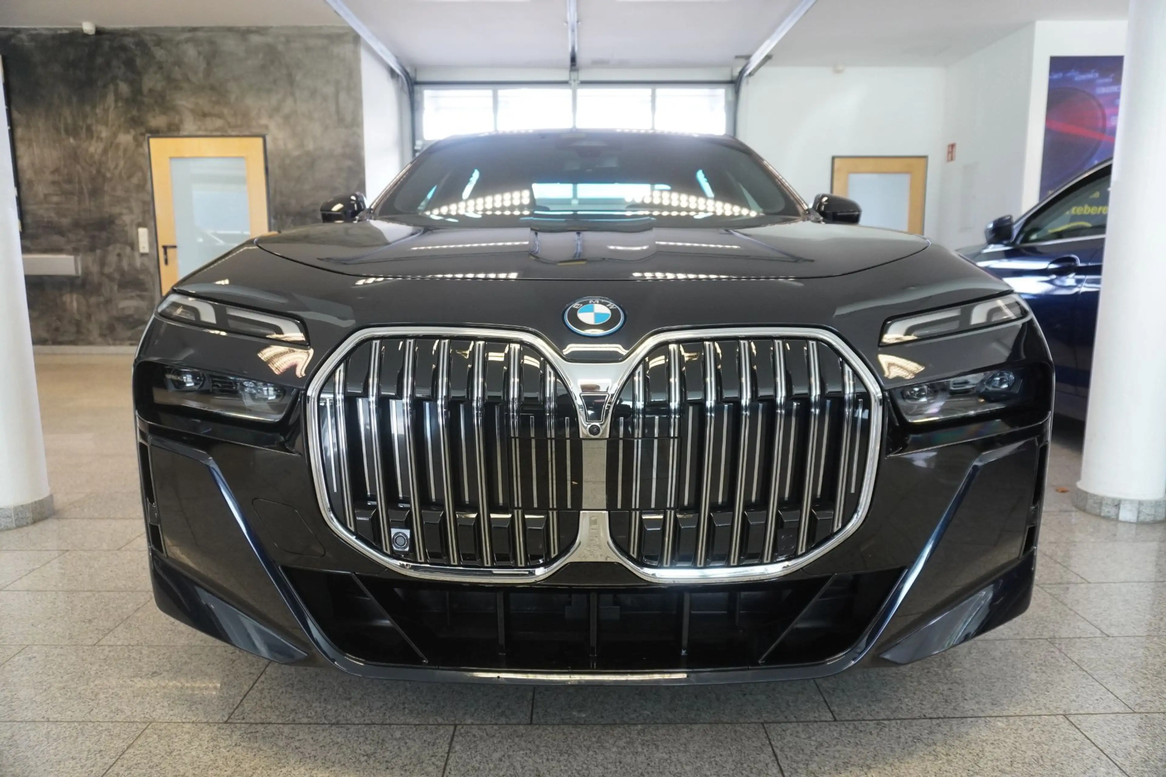 BMW 750 e xDrive M Sport/Panorama/B&W/Massage — photo 2