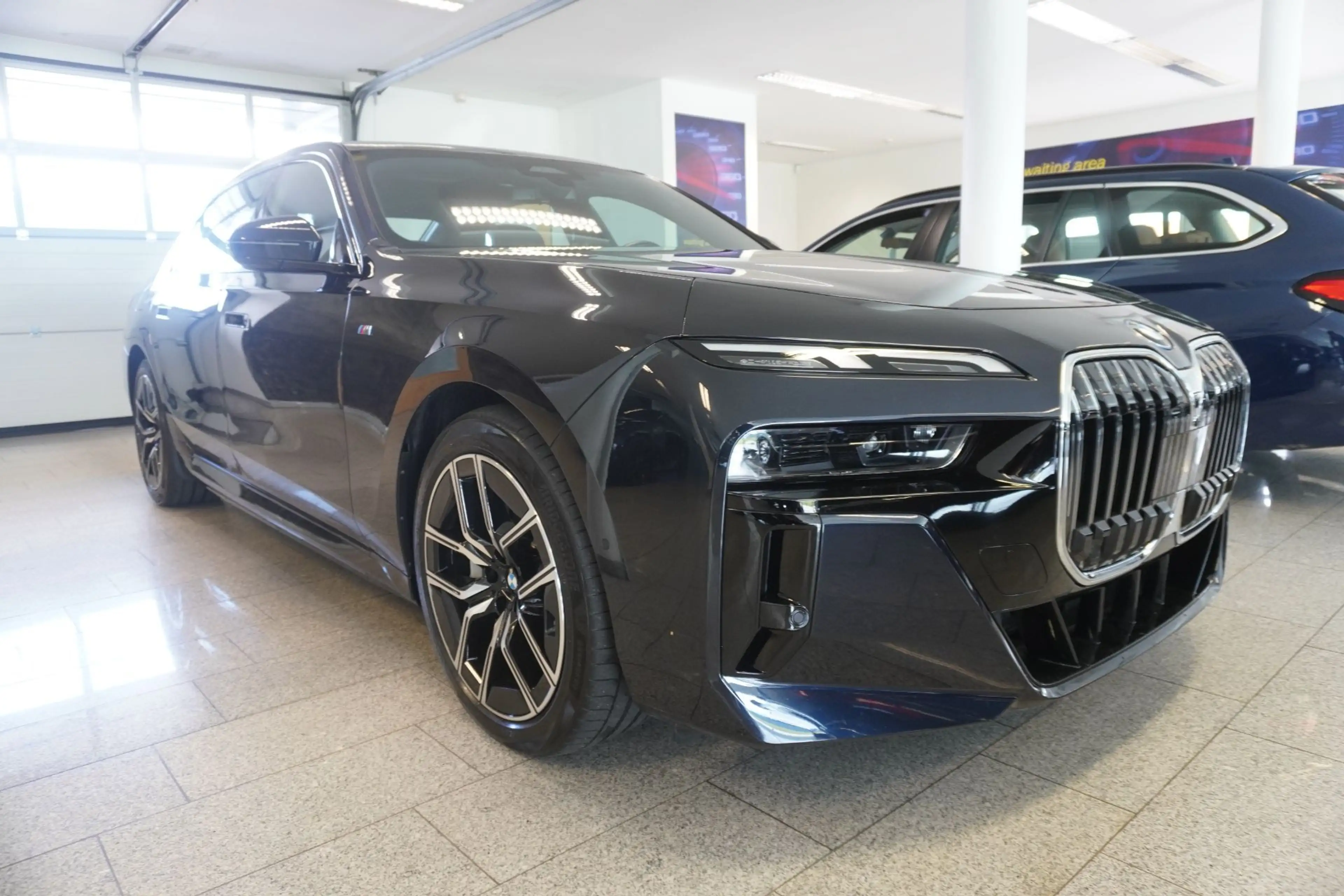 BMW 750 e xDrive M Sport/Panorama/B&W/Massage — photo 3