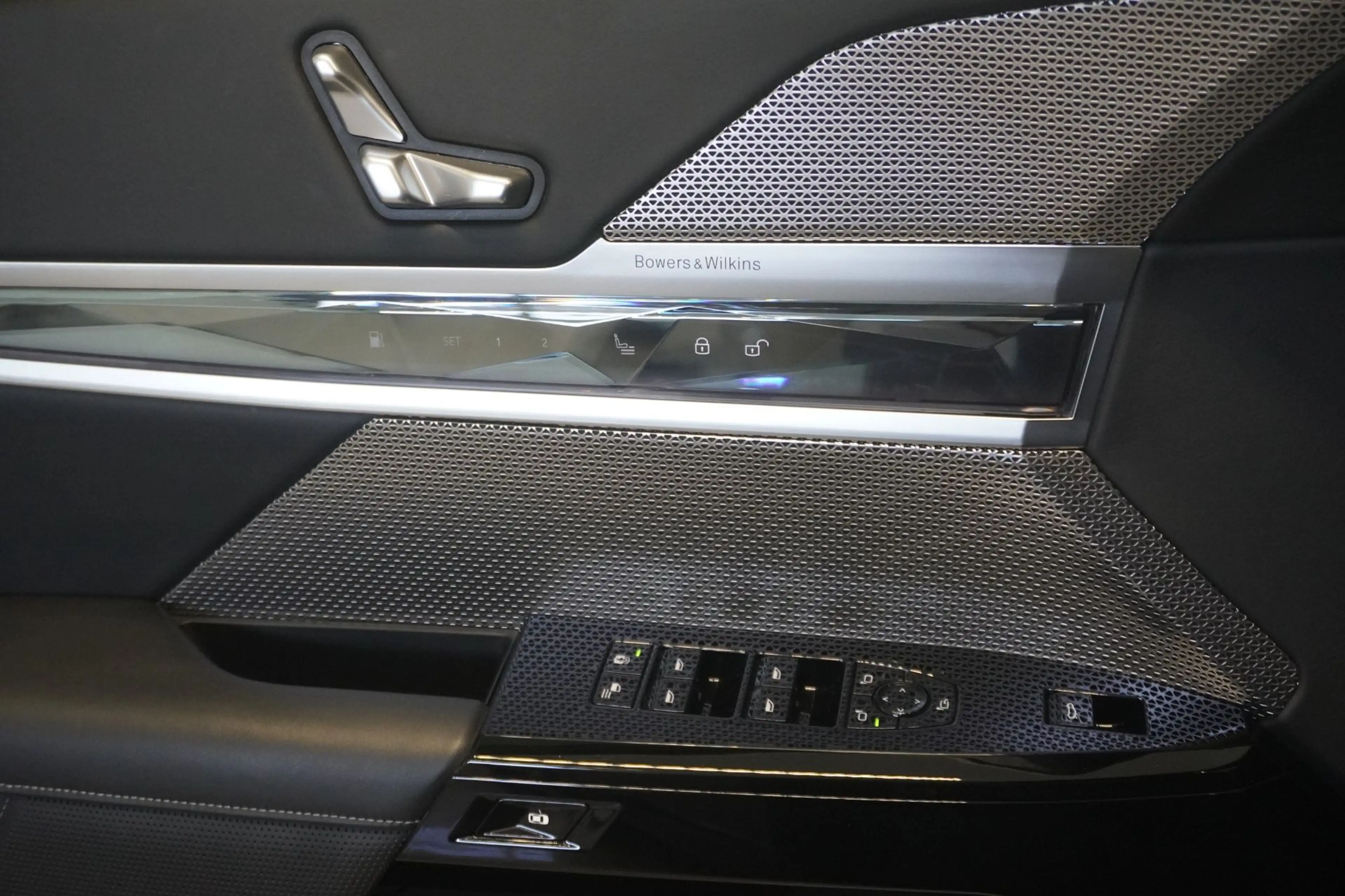 BMW 750 e xDrive M Sport/Panorama/B&W/Massage — photo 15