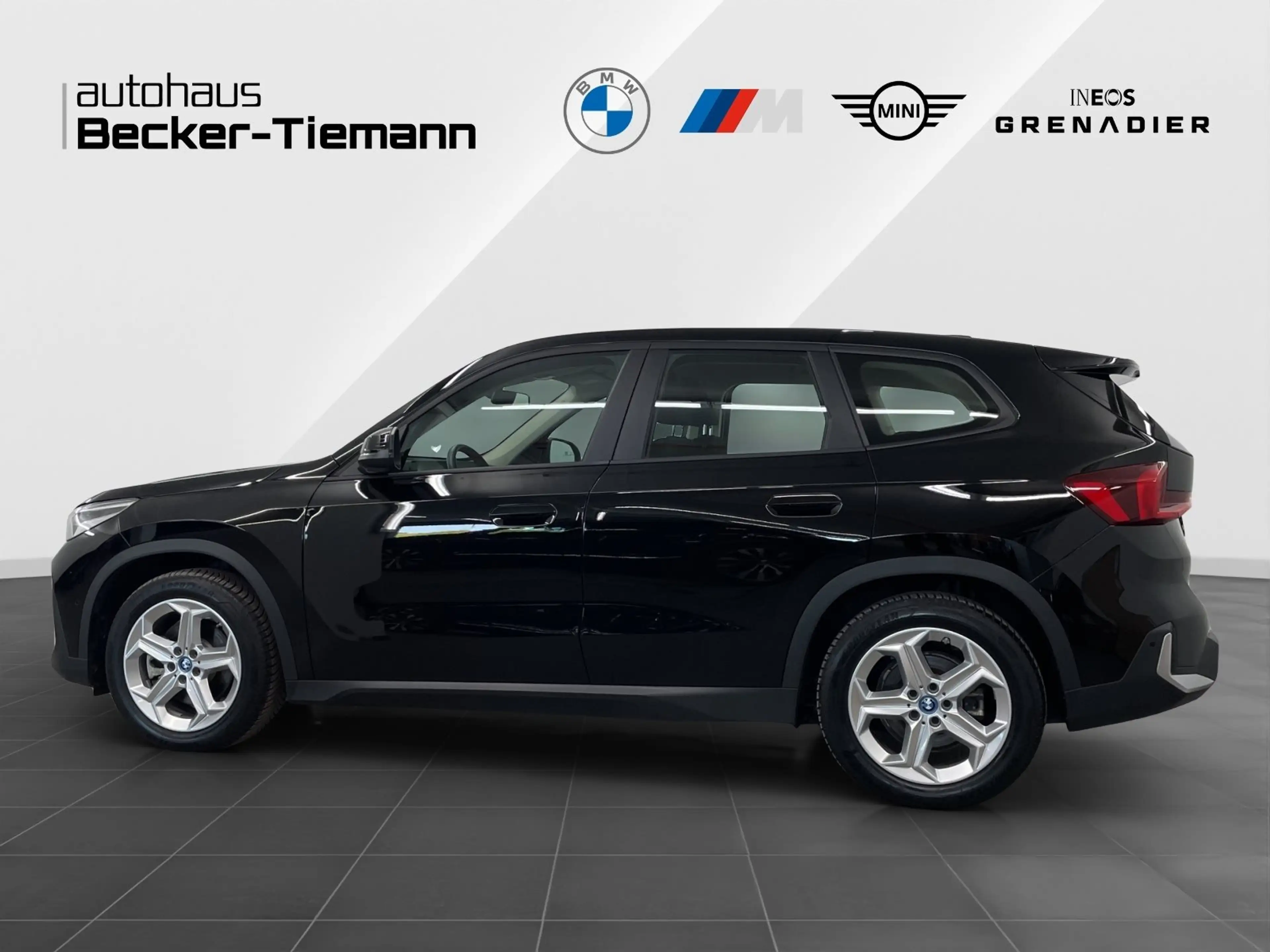BMW iX 1 xDrive30 A,M Fahrwerk,AHK,SHZ,Parkassistenz,etc. — photo 3