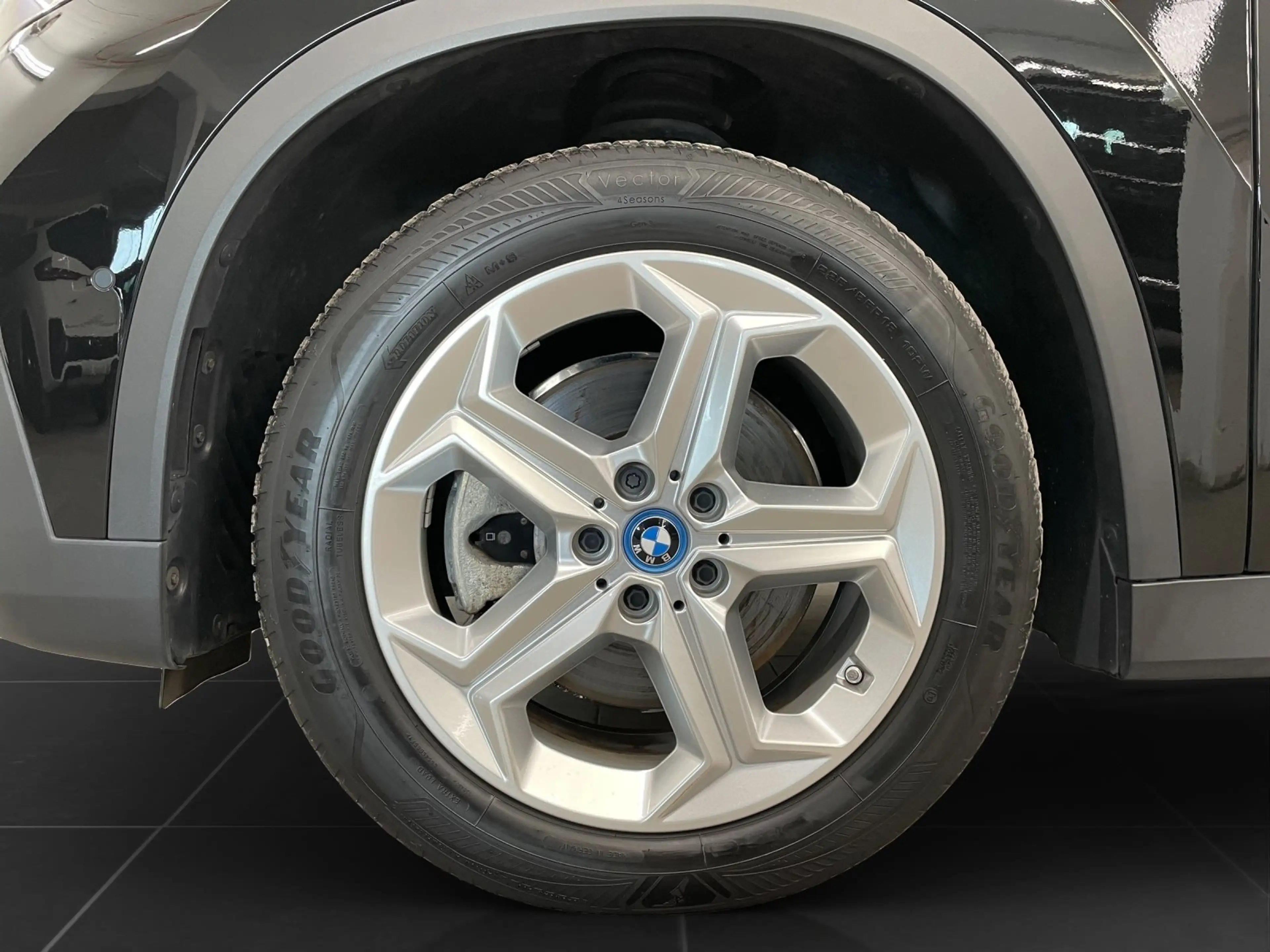 BMW iX 1 xDrive30 A,M Fahrwerk,AHK,SHZ,Parkassistenz,etc. — photo 8