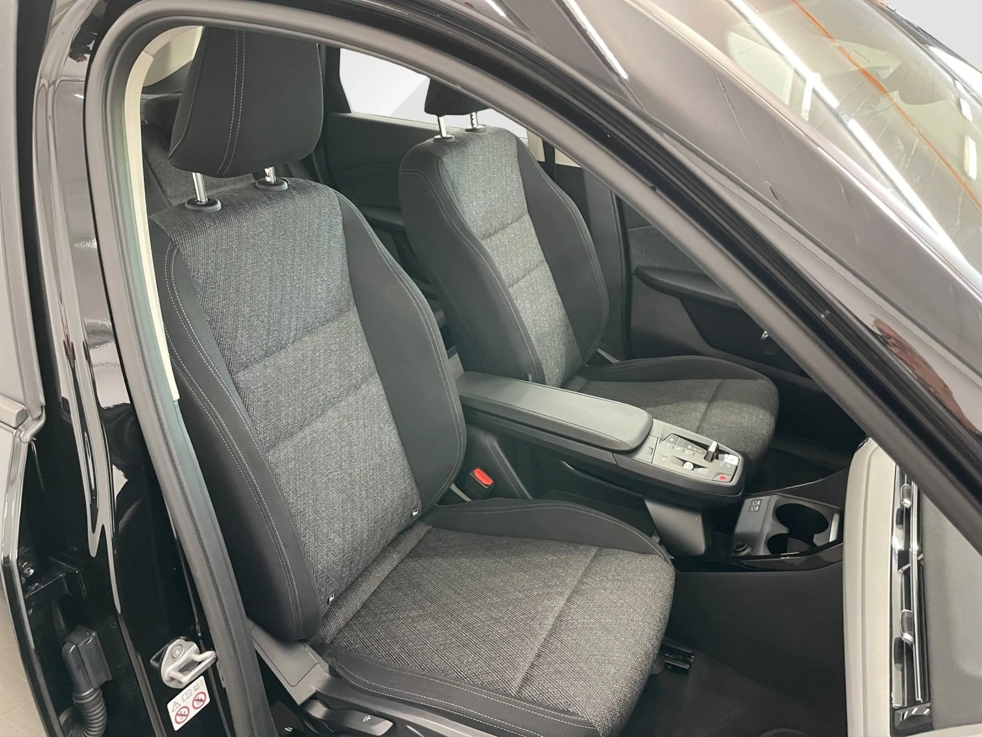 BMW iX 1 xDrive30 A,M Fahrwerk,AHK,SHZ,Parkassistenz,etc. — photo 14