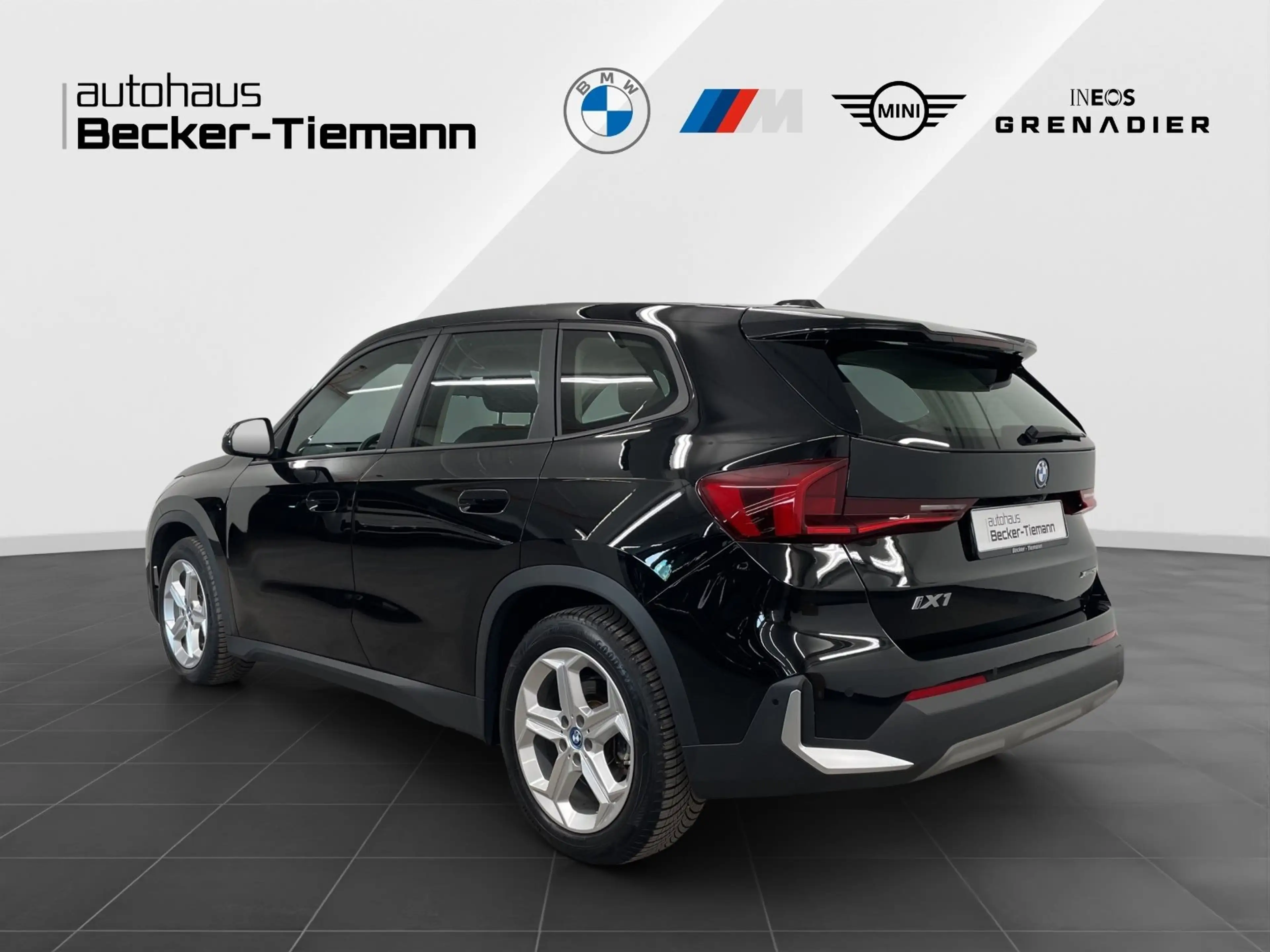 BMW iX 1 xDrive30 A,M Fahrwerk,AHK,SHZ,Parkassistenz,etc. — photo 4