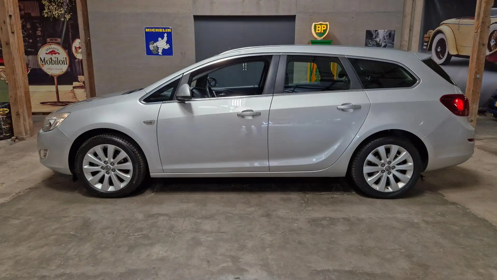 Opel Astra Sports Tourer 1.4 Cosmo 101PK | Rijklaarprijs | Cr Zilver - 2