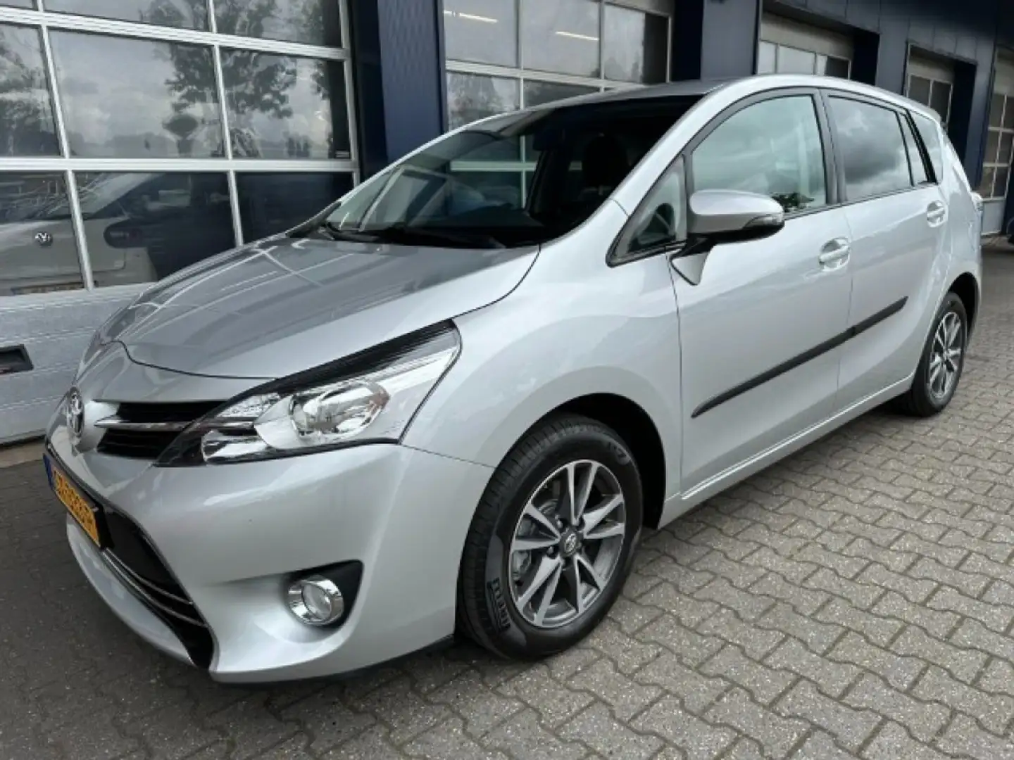 Toyota Verso 1.8 VVT-I BUSINESS.  TREKHAAK. CAMERA.  ALL.IN. Grijs - 1