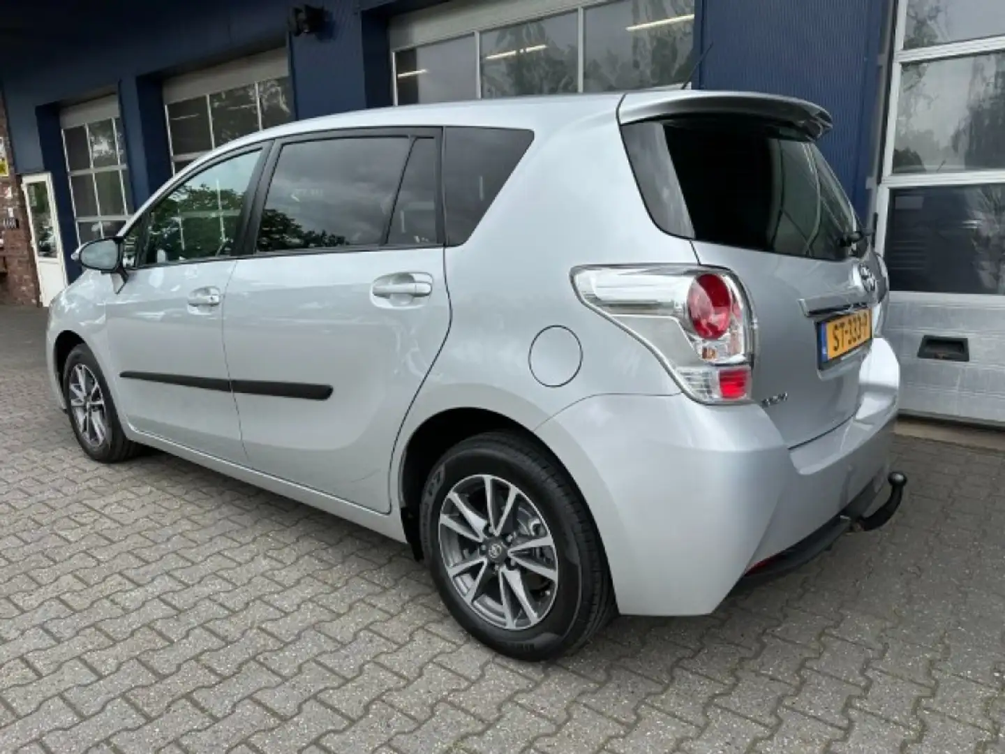 Toyota Verso 1.8 VVT-I BUSINESS.  TREKHAAK. CAMERA.  ALL.IN. Grijs - 2
