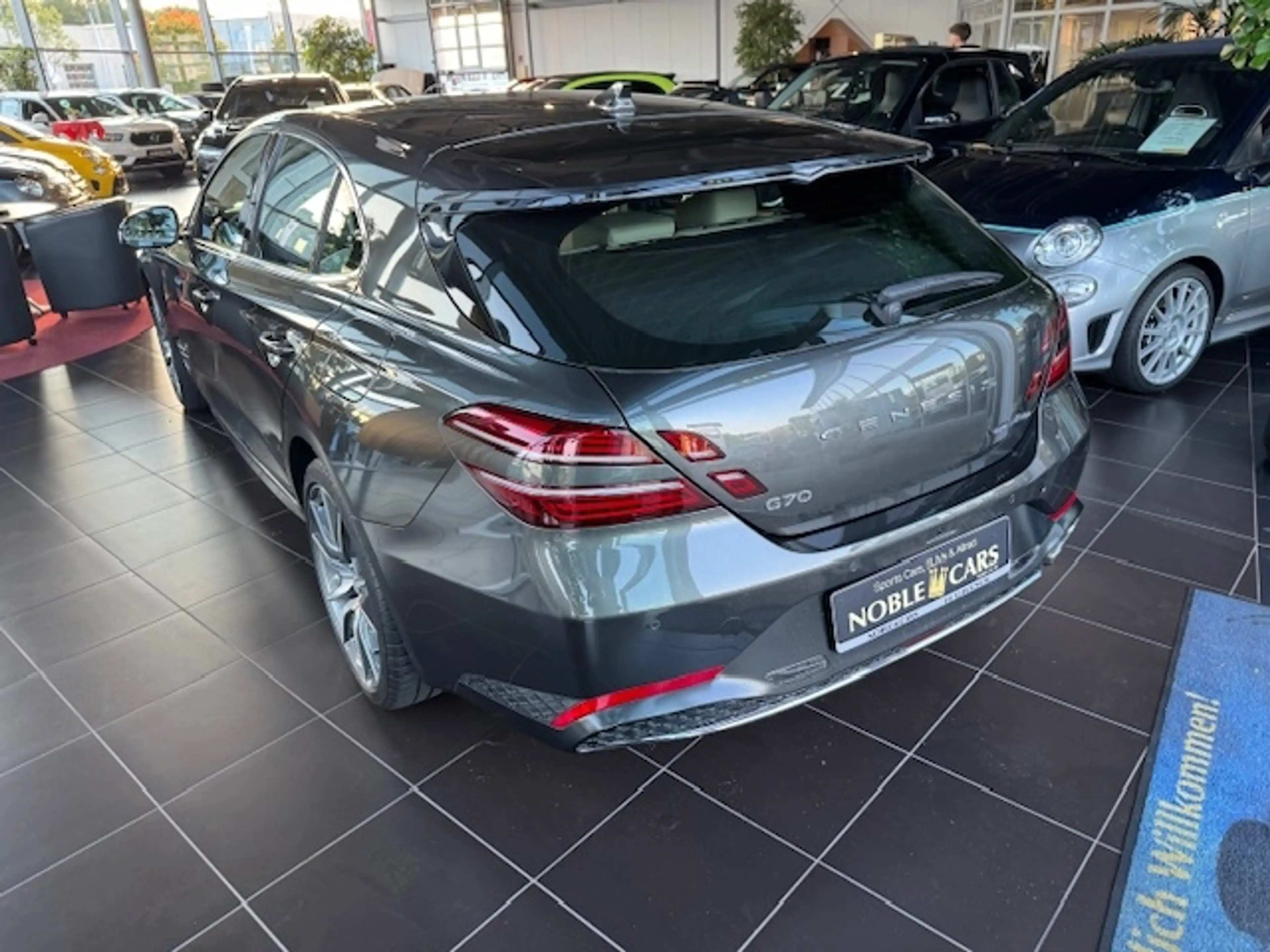 Genesis G70 Shooting Brake Luxury AWD PANO 360° HUD — photo 10
